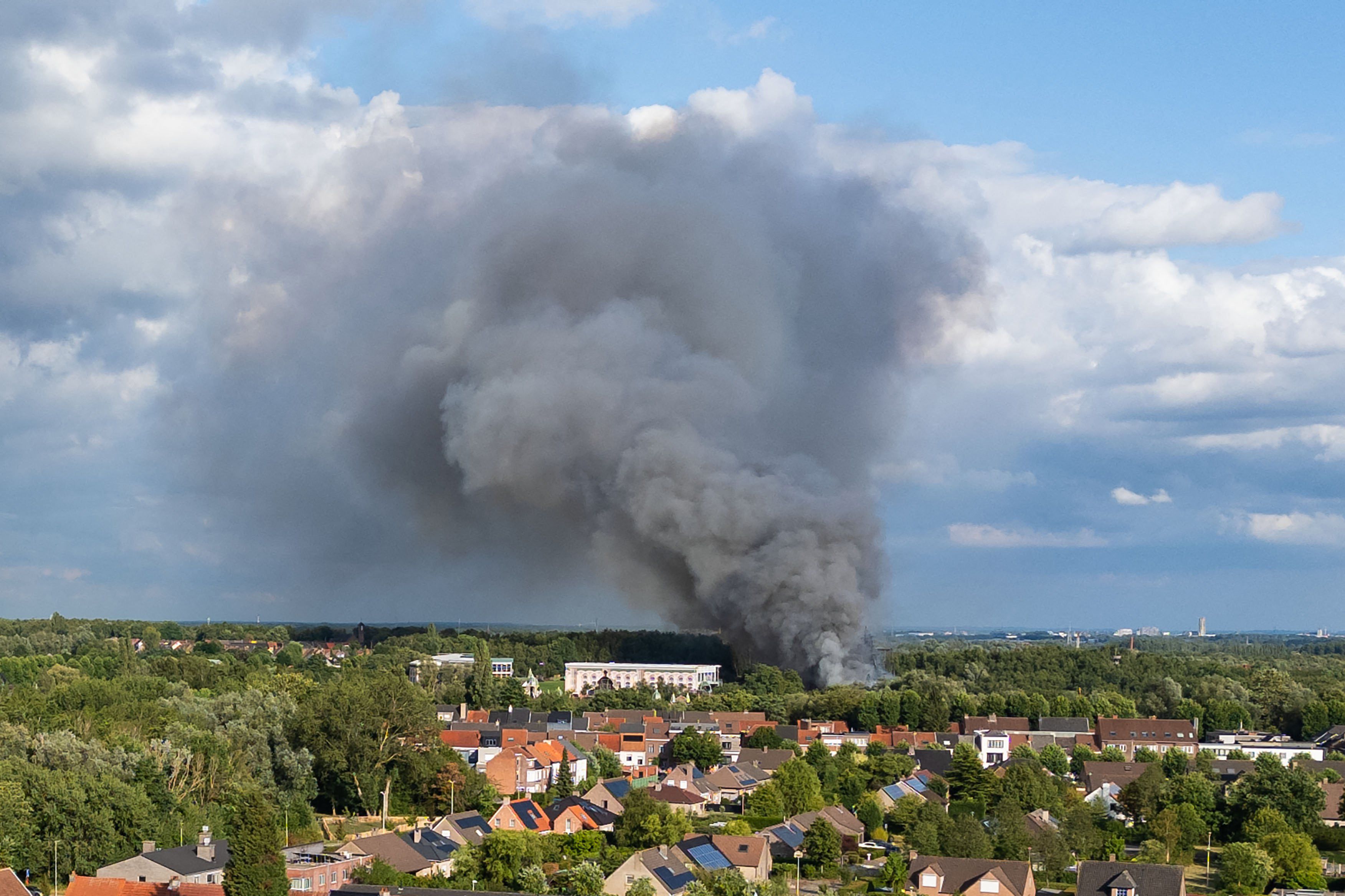 El humo provocado por un incendio se eleva sobre el sitio del festival de música electrónica Tomorrowland en Boom, en el norte de Bélgica, el 16 de julio de 2025. (Foto de Tom Goyvaerts / Belga / AFP) / Bélgica OUT