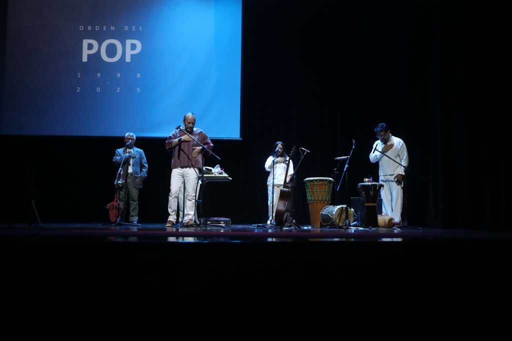 Carlos Chaclán recibe orden del pop del Museo Popol Vuh