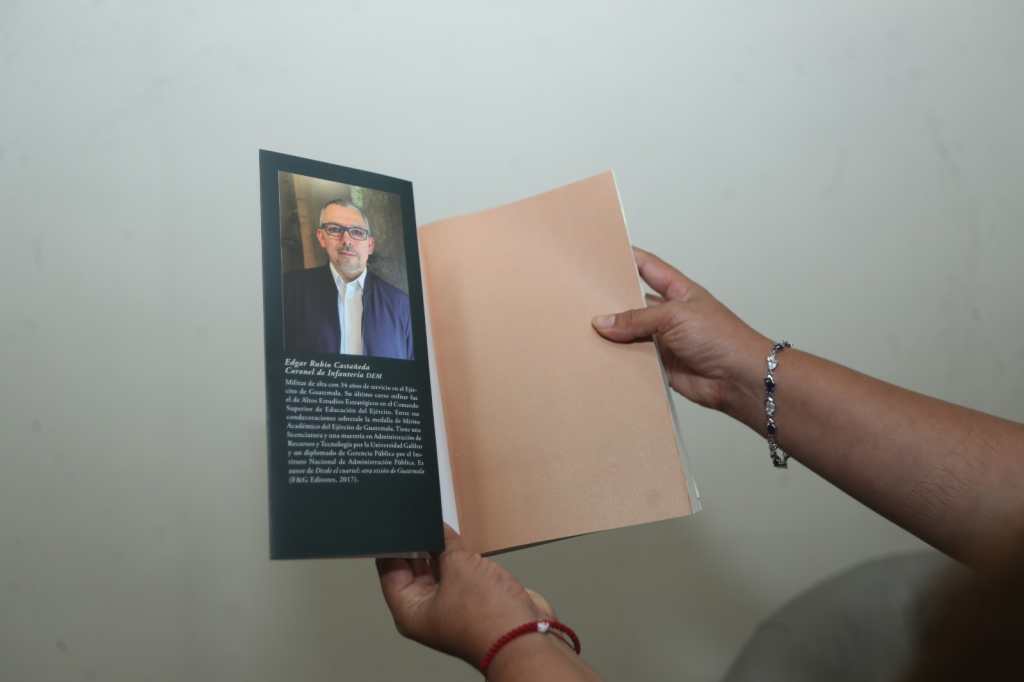 Interior del libro Guatemala Narcoestado y Oligarquia, escrito por el coronel Edgar Rubio Castaneda