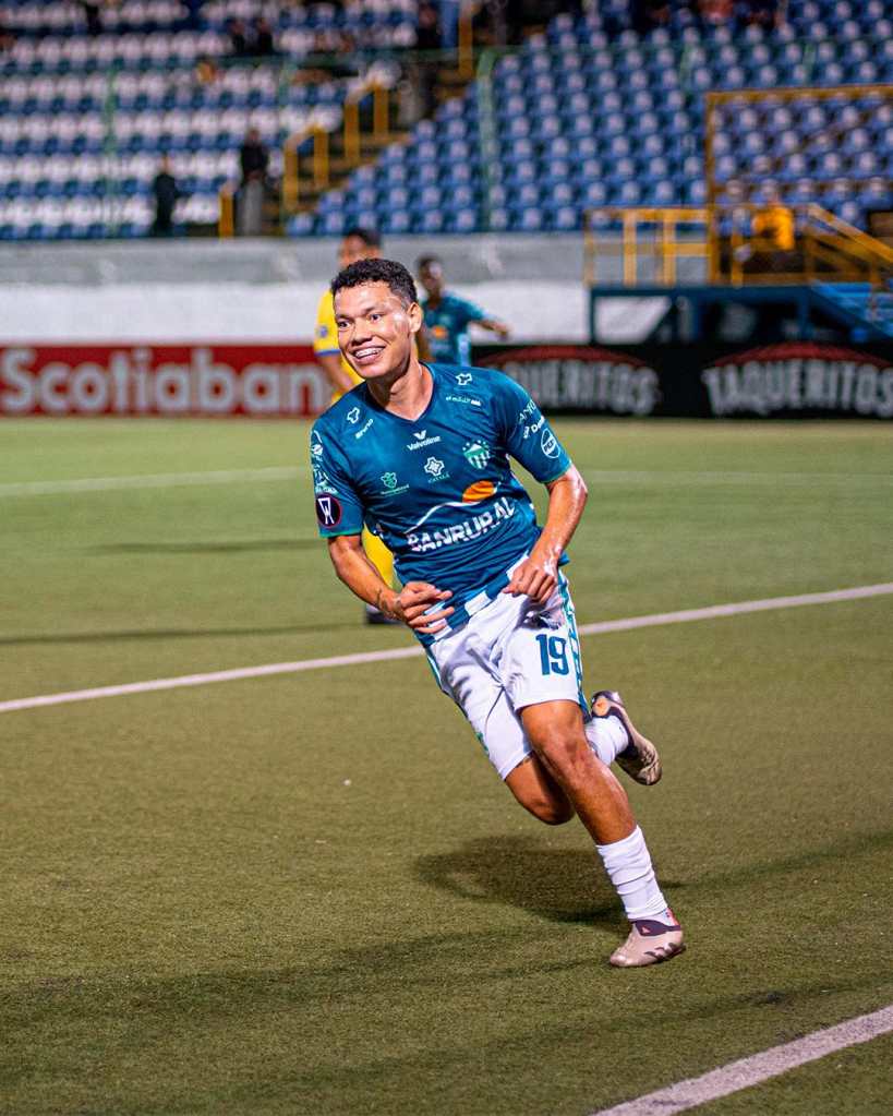 José Espinoza anotó el gol de Antigua GFC sobre Managua.