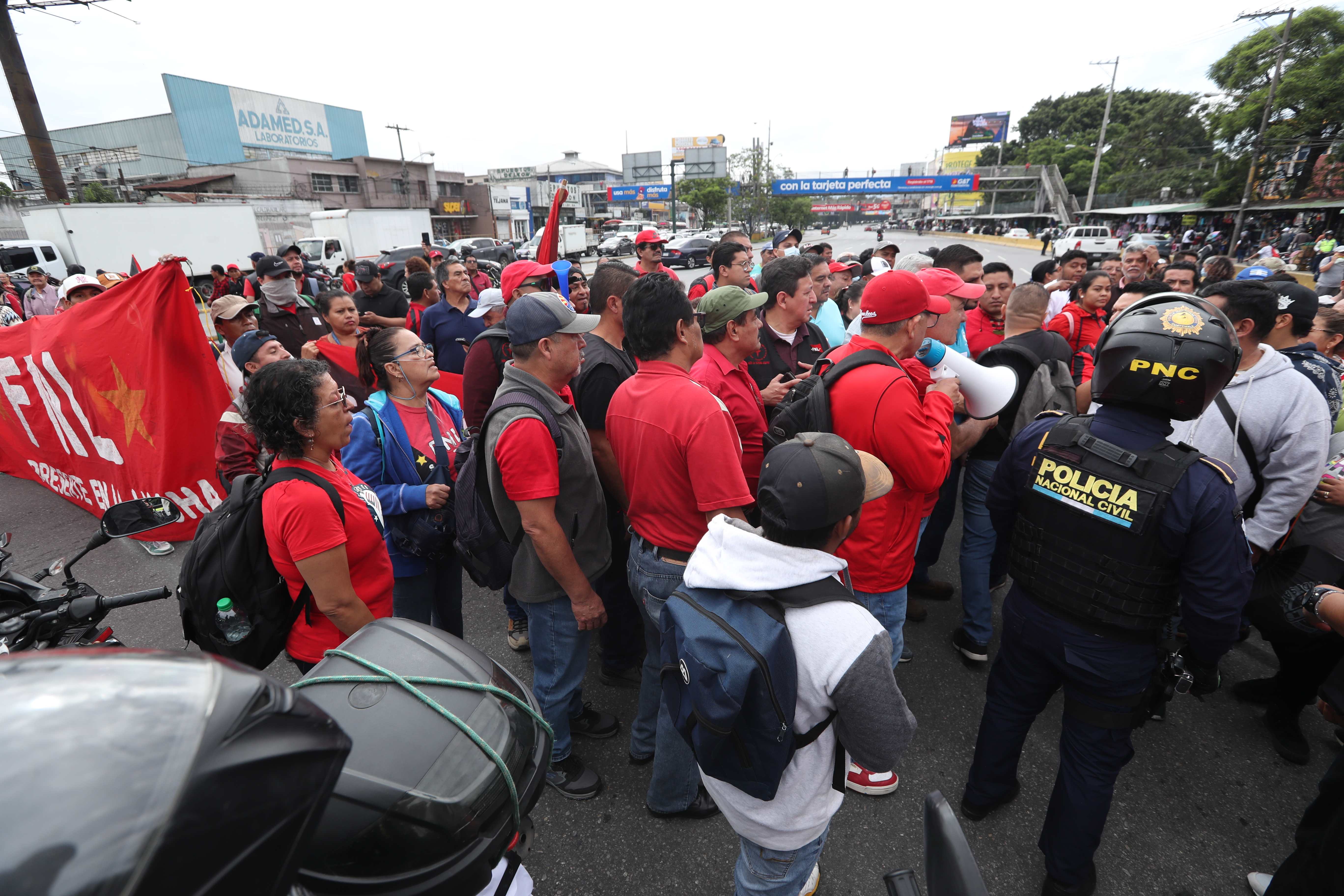 HEALTHIST BLOCK ROOSVELT CALZADA To demand a series of demands, among these that the hard collective pact of 4 hours is the blockade.  Free press. Erick Avila 07/01/2025