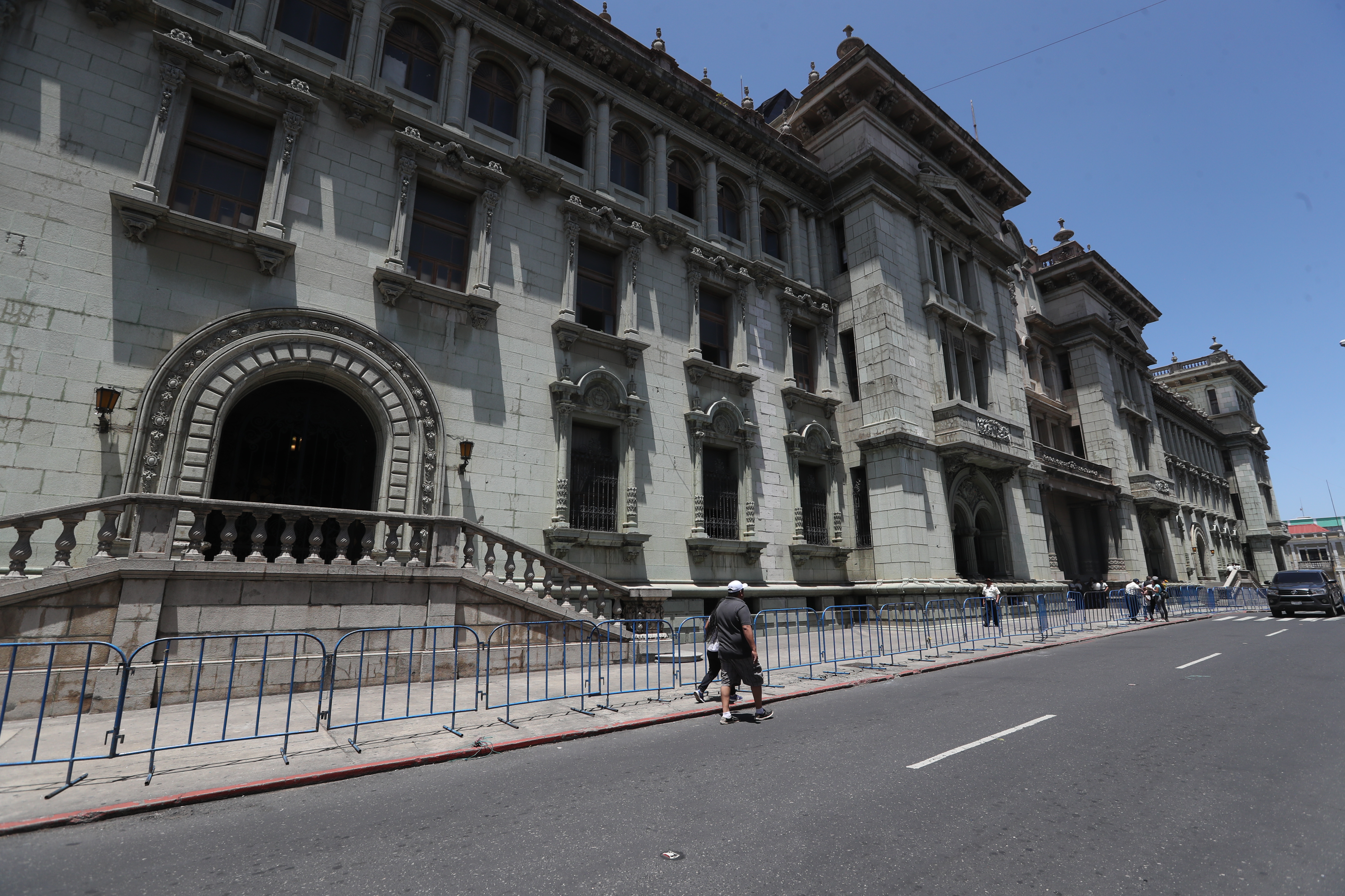 Palacio Nacional de la Cultura con daos que ocasionaron los maestros del STEG quienes protestaban en los alrededores del Palacio.

Foto Prensa Libre: Erick Avila 16/07/2025