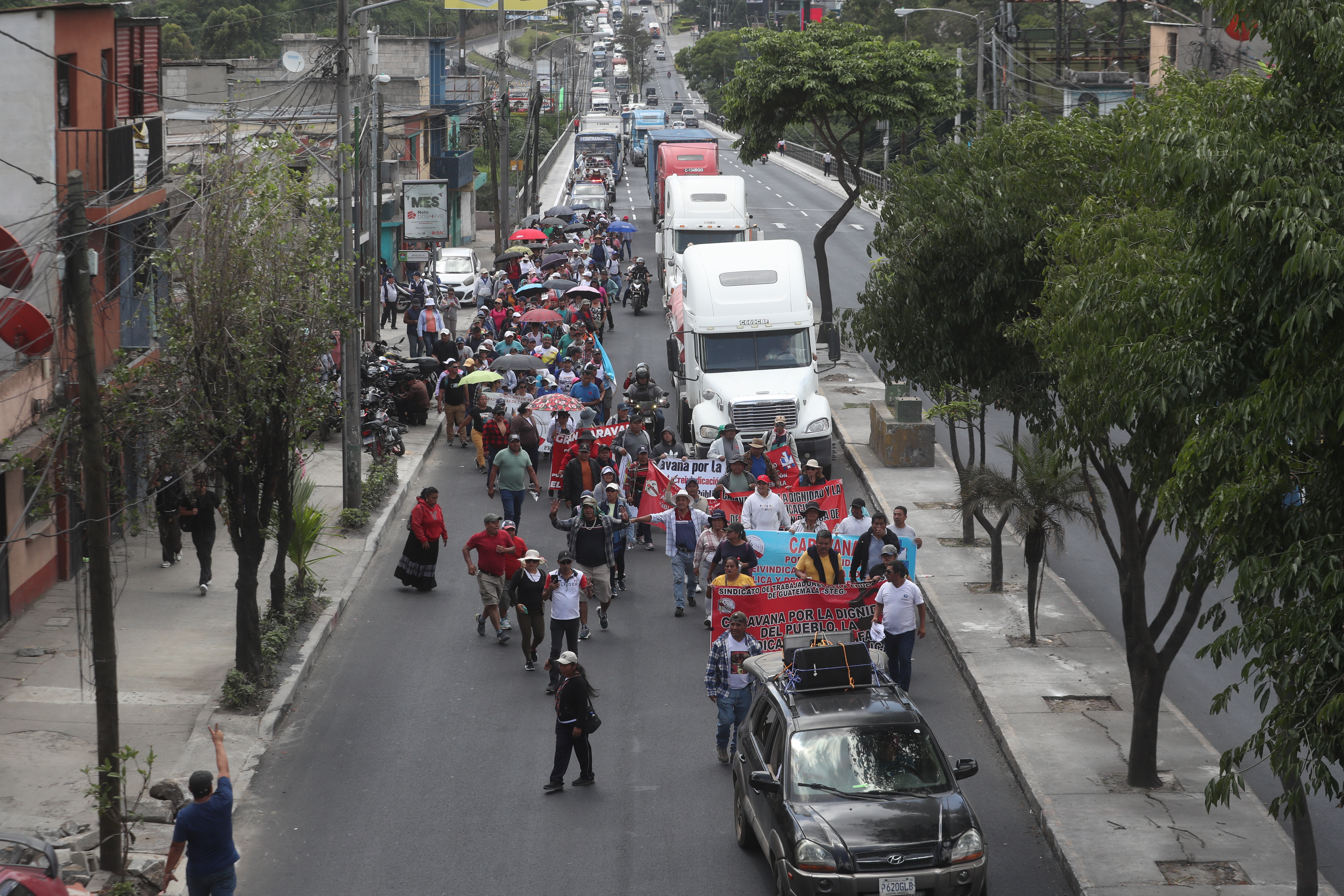 Integrantes del Sindicato de Trabajadores de la Educación de Guatemala (STEG), realizaron caminatas pasando por la calzada San Juan, ruta al Pacífico y ruta al Atlántico, con destino a la Plaza de la Constitución. (Foto Prensa Libre: Érick Ávila)
