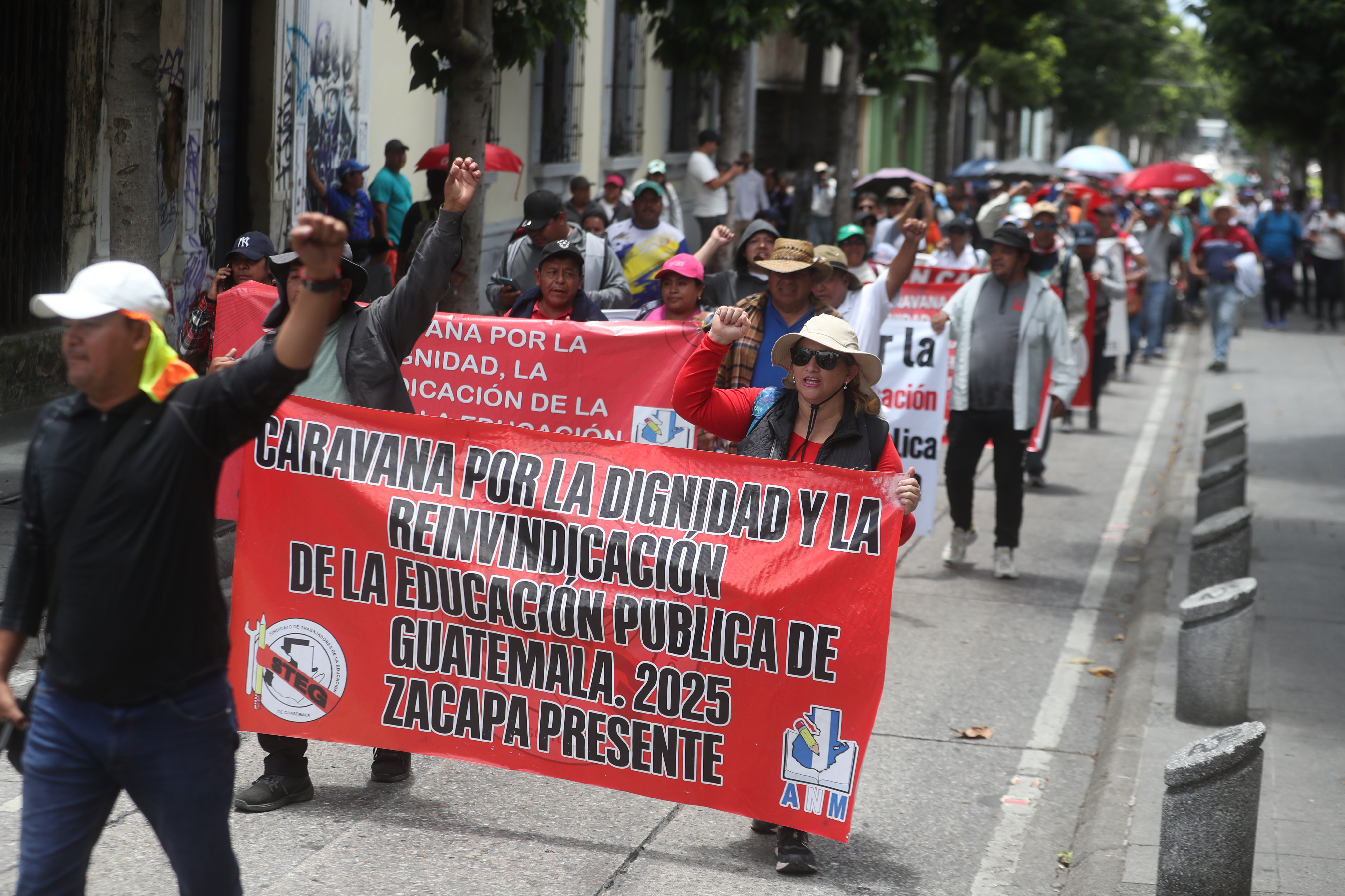 Maestros que apoyan al STEG, se acercaron a la capital para continuar con las manifestaciones este 21 de julio. (Foto Prensa Libre: Erick Avila)