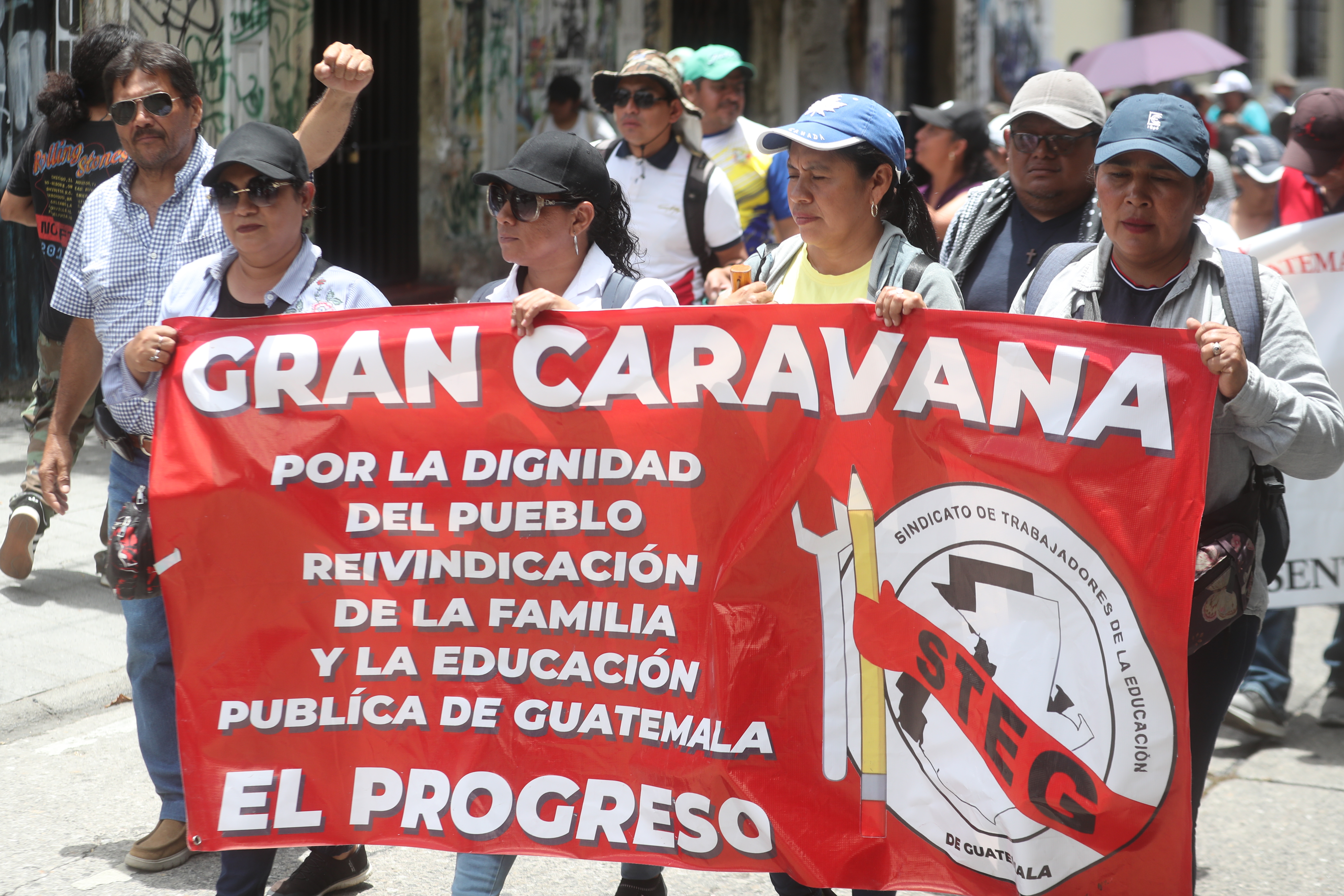 Cuatro caravanas de maestros se unieron al plantón ubicado en la Plaza Central, encabezado por Joviel Acevedo. (Foto Prensa Libre: Erick Avila)