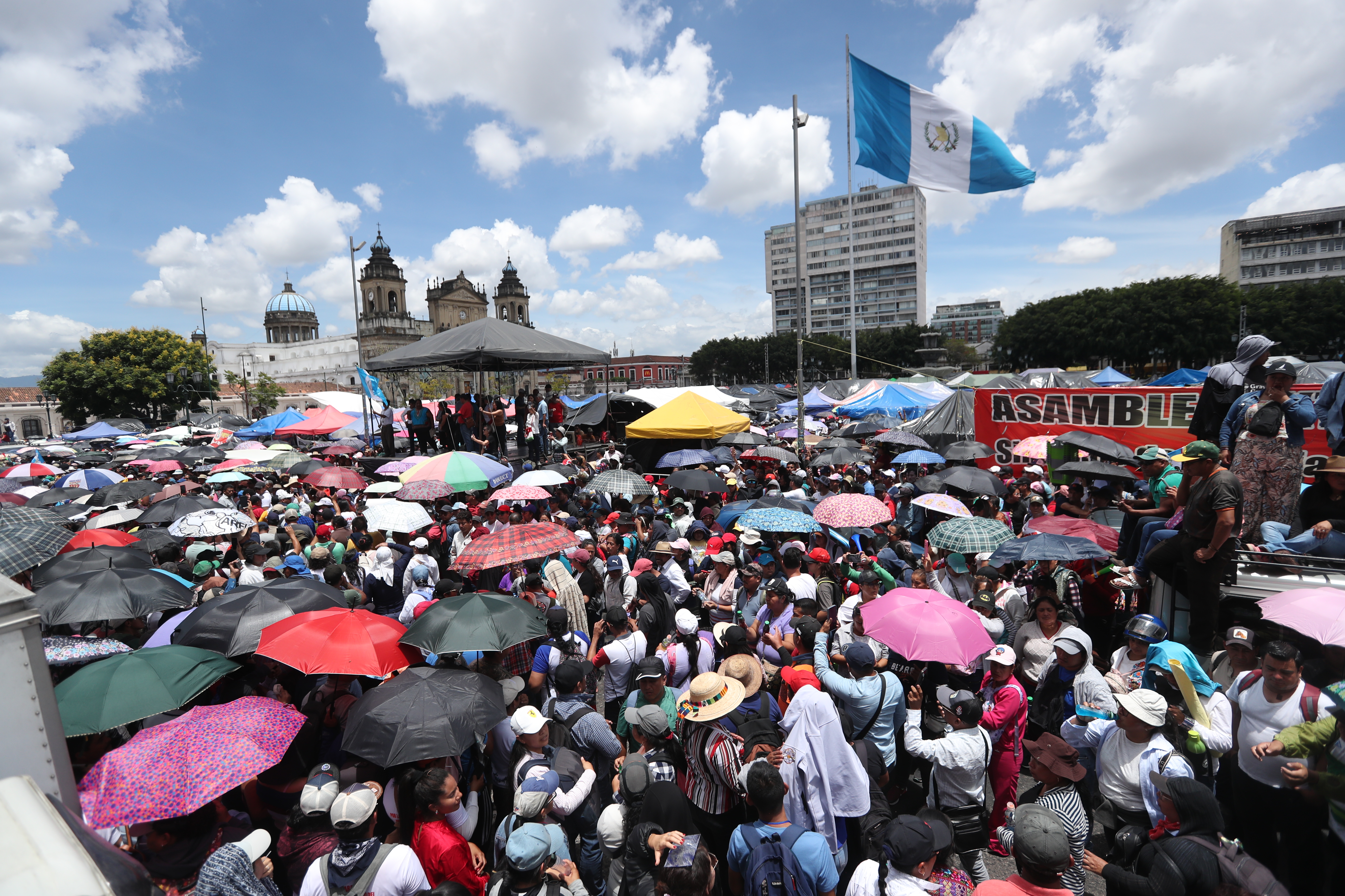Integrantes del Sindicato de Trabajadores de la Educación de Guatemala (STEG), llevan más de 30 días instalados en la Plaza de la Constitución como parte de sus medidas de hecho. (Foto Prensa Libre: Erick Avila)