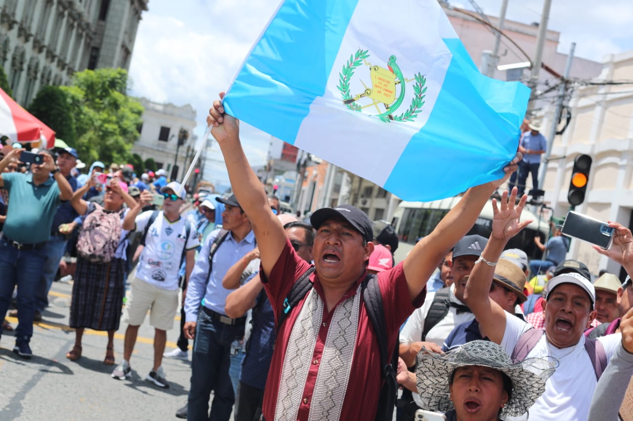 La caravana que ha durado seis días, concentra maestros de varios departamentos, quienes generaron movilidad vehicular lenta, dejando el paso parcialmente cerrado. (Foto Prensa Libre: Juan Diego González)