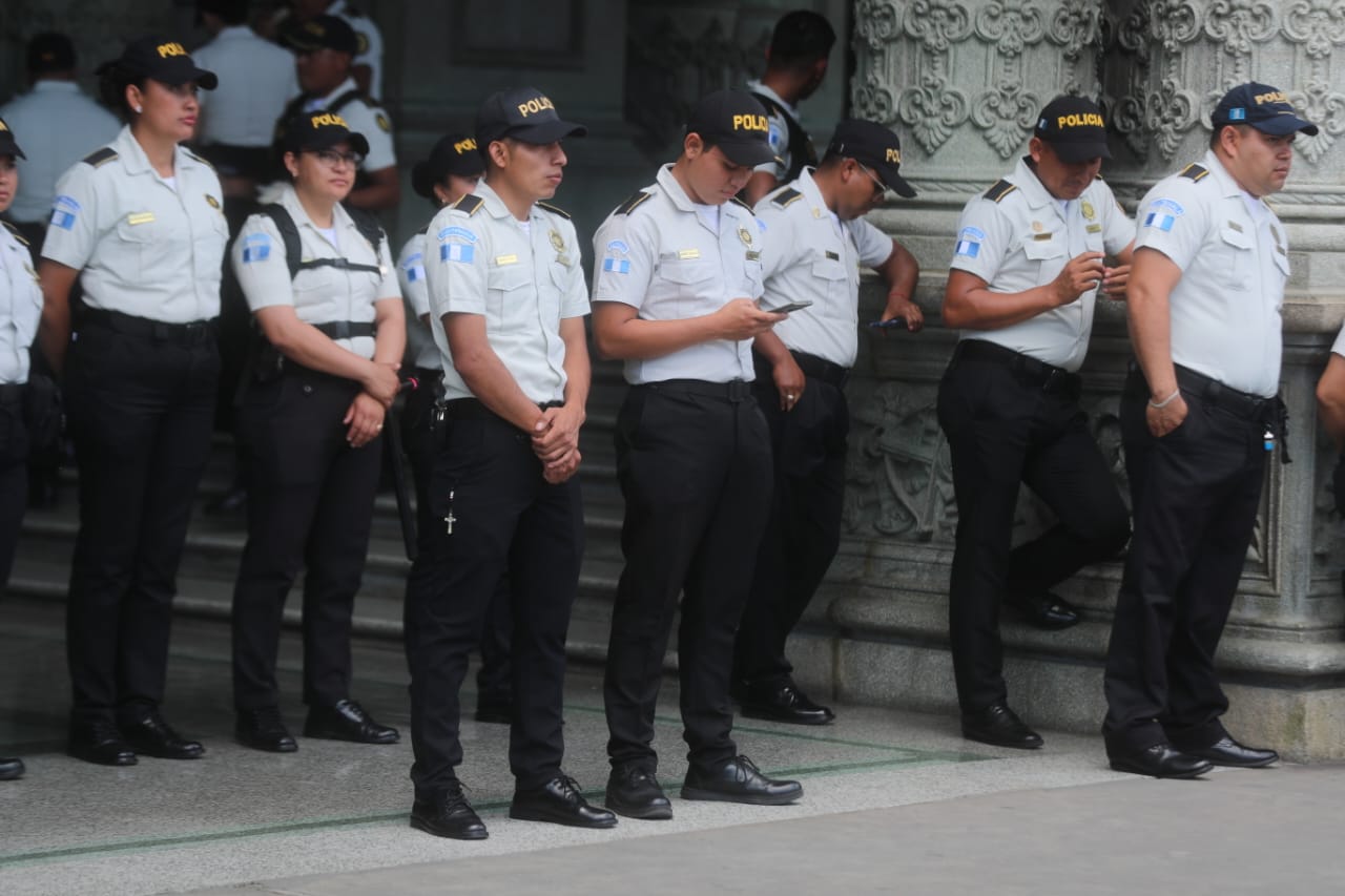 Agentes de la Policía Nacional Civil (PNC), resguardan las instalaciones del Palacio Nacional de la Cultura, donde el los maestros del STEG se concentraron en la Plaza de la Constitución. (Foto Prensa Libre: Juan Diego González)