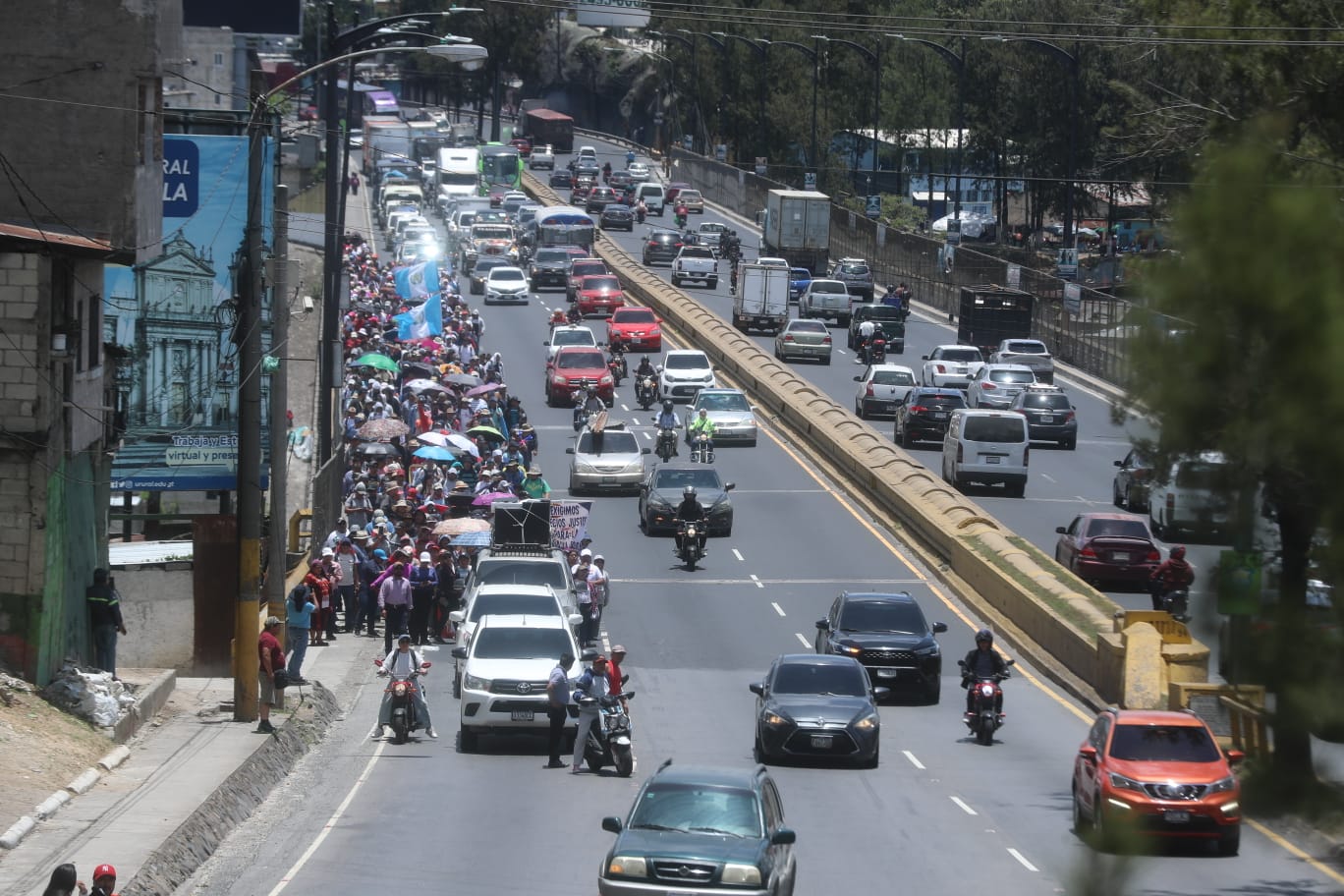 El tránsito se vio afectado por manifestantes que ocupaban un carril en distintas entradas hacia la ciudad. (Foto Prensa Libre: Juan Diego González)