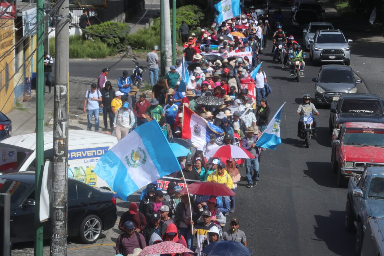Con banderas y pancartas, varios grupos integrantes del STEG partieron desde varios departamentos, quienes tienen una serie de exigencias al gobierno de turno. (Foto Prensa Libre:Juan Diego González)