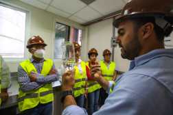 MAGALCOHOLES, APAG, ACR. La Asociacin de Productores de Alcohol de Guatemala (APAG) junto a la Asociacin de Combustibles Renovables de Guatemala (ACR) se organizaron para realizar una visita al rea de Magalcoholes, la seccin de produccin de Etanol del Ingenio Magdalena en el departamento de Escuintla. La finalidad de esta visita, era la de conocer ms a fondo la produccin de etanol a raz de la melaza (un subproducto del proceso de azcar a partir de la caa), as mismo, conocer las oportunidades que tendra el etanol en el mercado nacional especialmente, en la utilizacin en los combustibles fsiles. En la imagen, Planta de Magalcoholes en el departamento de Escuintla. çrea de "destilado" y su laboratorio de anlisis de la melaza y de los resultados de alcoholes, Laboratorio de Medicin Industrial.

Juan Diego Gonzlez.  010223