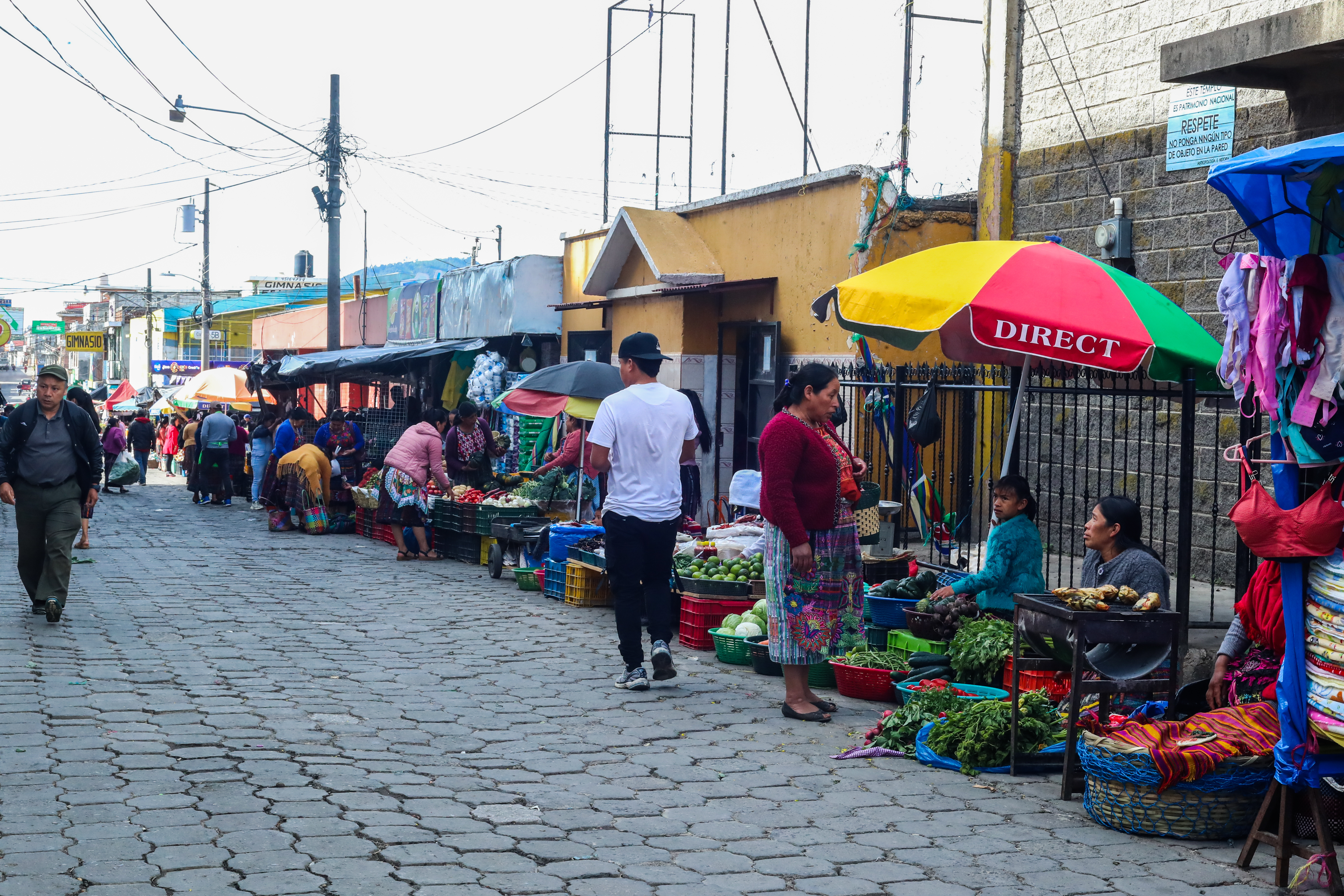 Compradores adquieren alimentos básicos en un mercado local, donde productos como tomate, huevos y pollo concentran el mayor gasto en la canasta básica alimentaria en Guatemala. (Foto, Prensa Libre: Glenda Burrión)