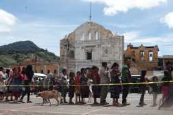 Tras una serie de temblores que provocaron derrumbes y dejaron incomunicado a Santa Mara de Jess, Sacatepquez, cientos de familias claman por ayuda urgente. Vecinos de Santa Mara de Jess hacen fila para recibir alimentos en un centro de atencin temporal, instalado tras los derrumbes causados por los recientes temblores. 



Fotografa Esbin Garcia  14-07-25