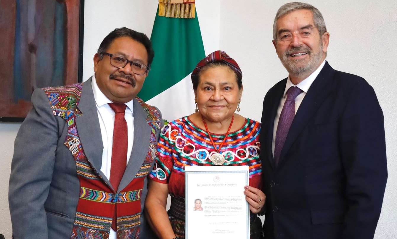 Rigoberta Menchú recibe una carta de naturalización como mexicana por parte de autoridades de ese país. (Foto Prensa Libre: Relaciones Exteriores de México @SRE_mx)