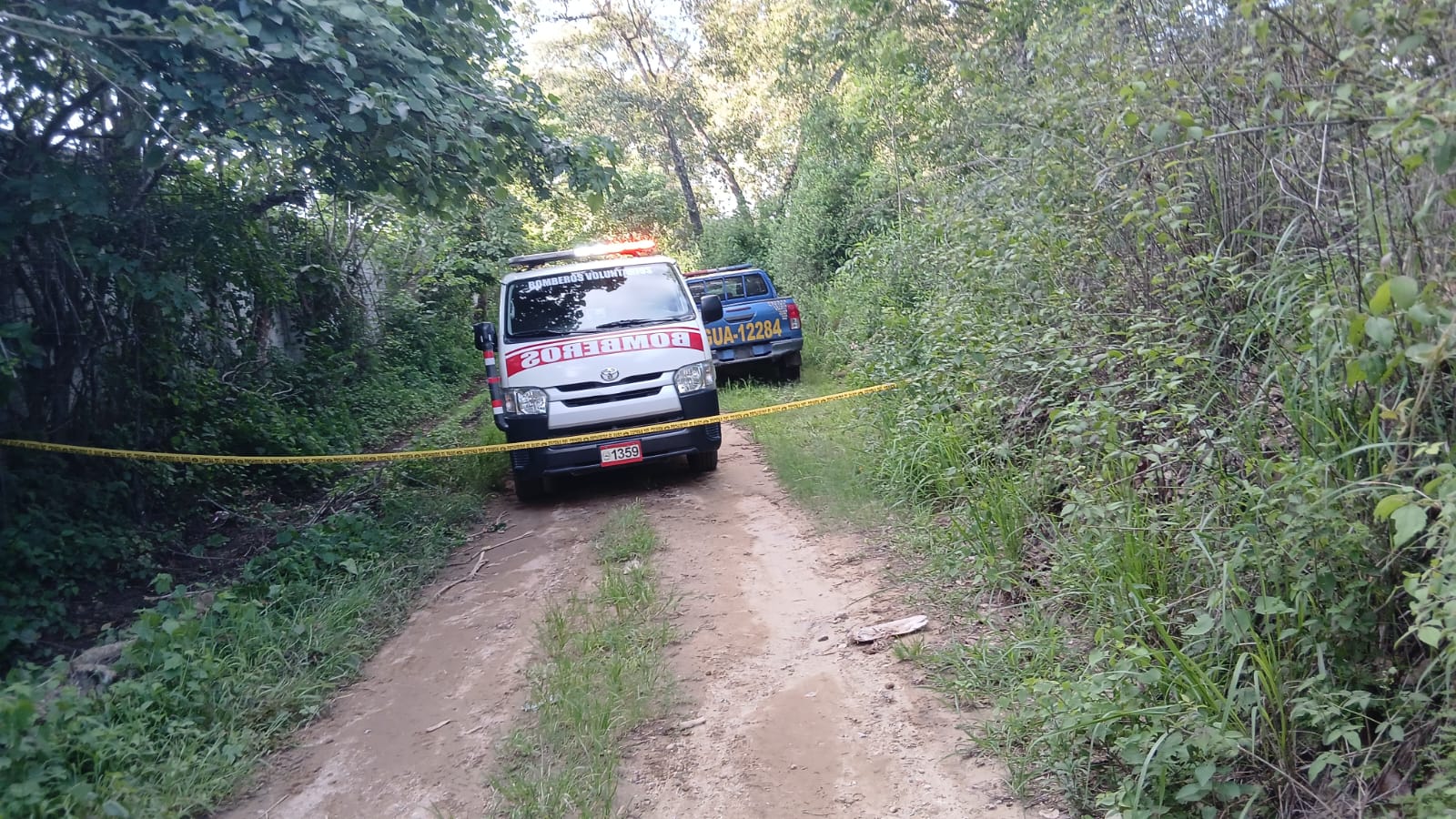 El cadáver de una mujer presuntamente lapidada es localizada en la zona 18 capitalina. (Foto Prensa Libre: CBV)