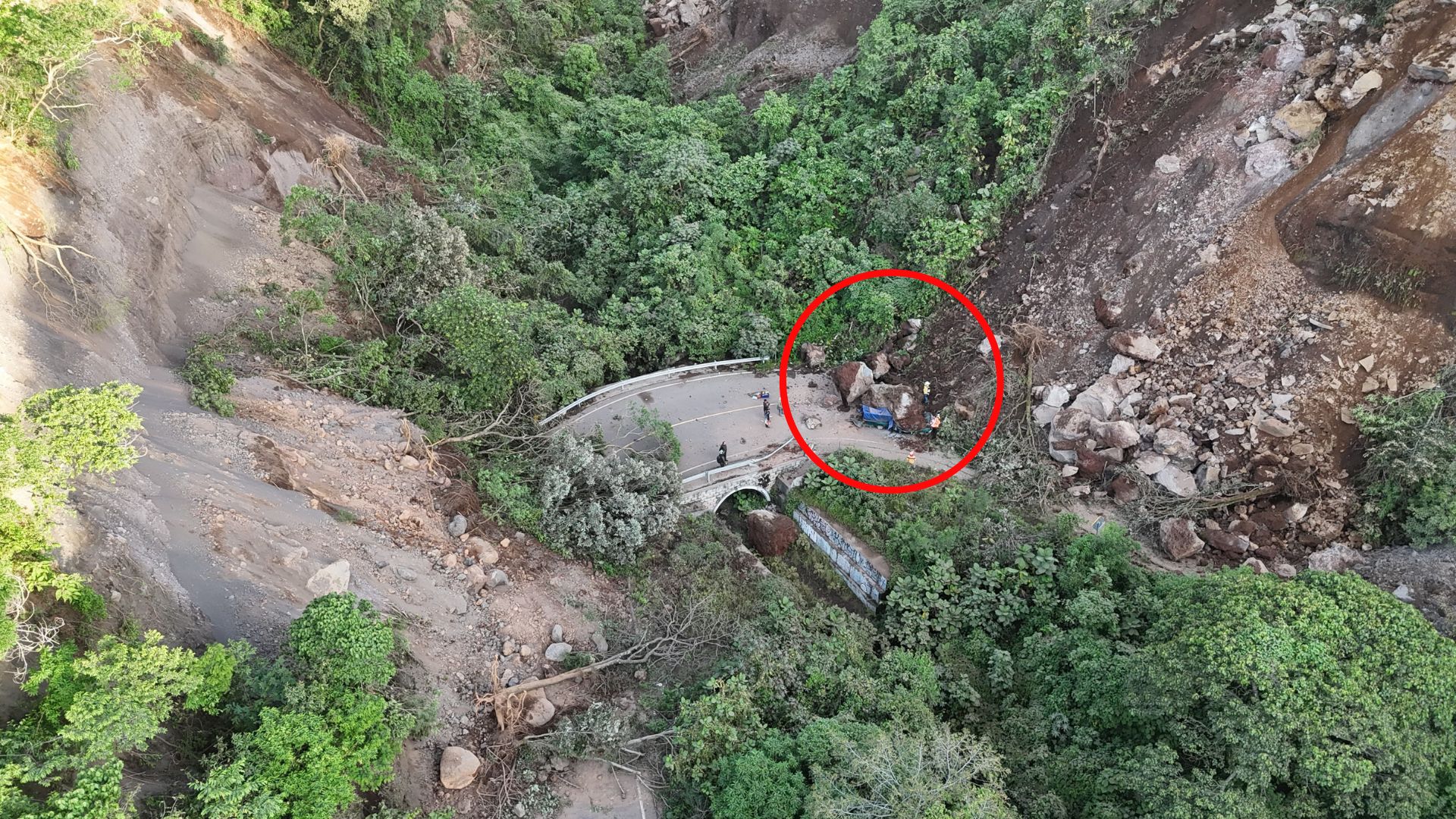 carretera hacia Santa Maria de Jesus con derrumbes y rocas que obstruyen el paso donde dos personas murieron aplastadas por una roca cuando iban en un picop