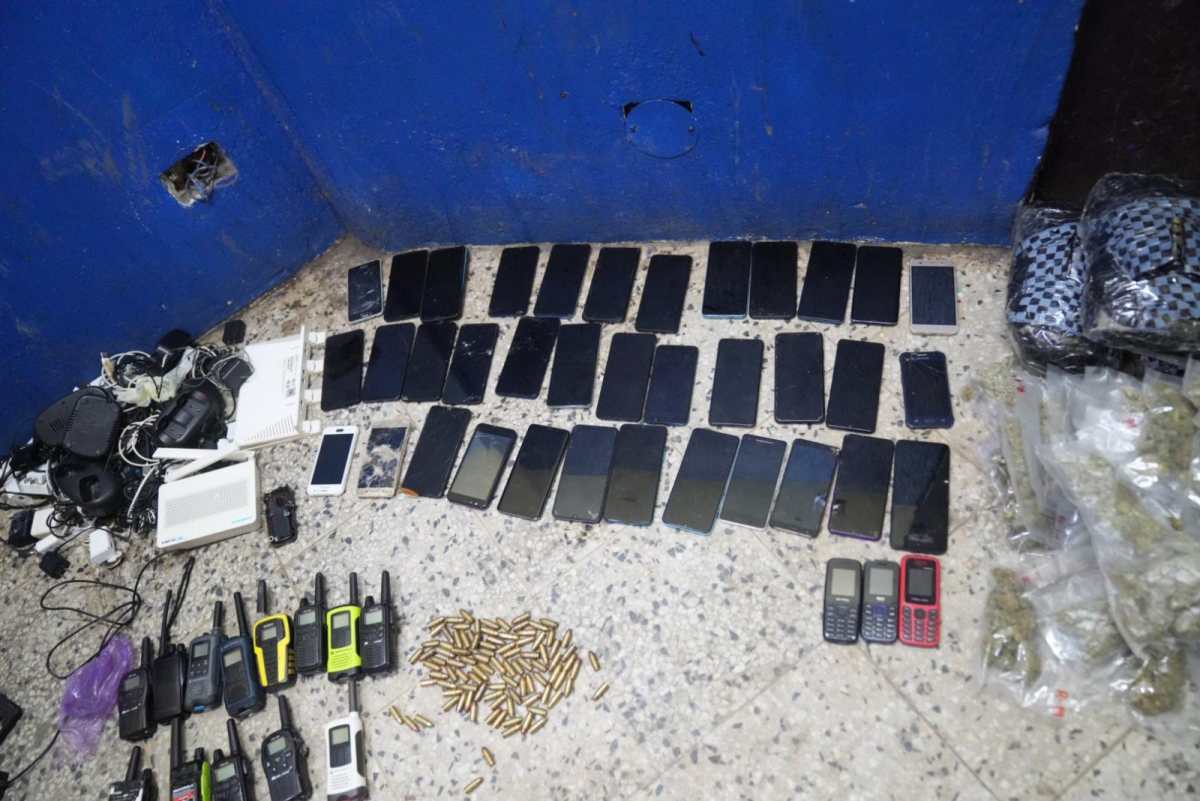 celulares, cargadores, municiones Pavoncito