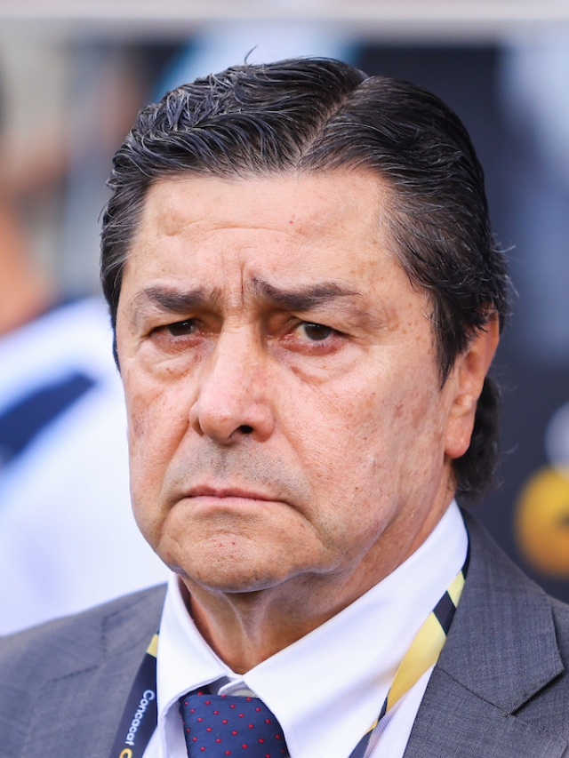 Luis Fernando Tena, entrenador de Guatemala, durante el partido entre Estados Unidos y Guatemala de la Copa Oro de la Concacaf 2025.