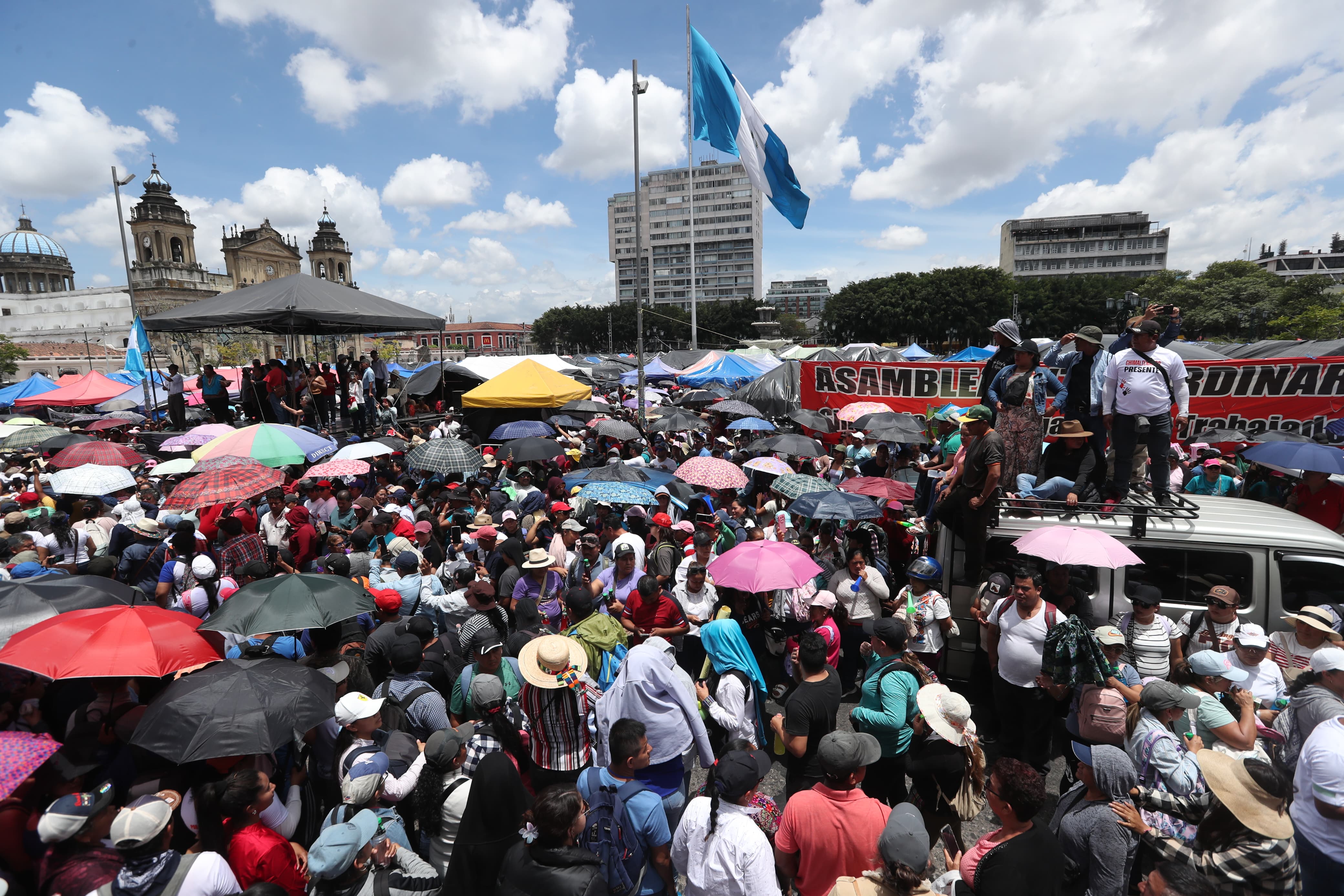 Cuatro caravanas de maestros se unen al plantón instalado en la Plaza de la Constitución por el Sindicato de Trabajadores de la Educación de Guatemala (STEG), encabezado por Joviel Acevedo. (Foto Prensa Libre: Erick Avila). 