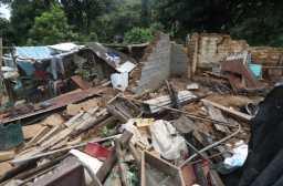 Vivienda dañada por los sismos en la comunidad Las Trojes, Amatitlán. (Foto: Prensa Libre)
