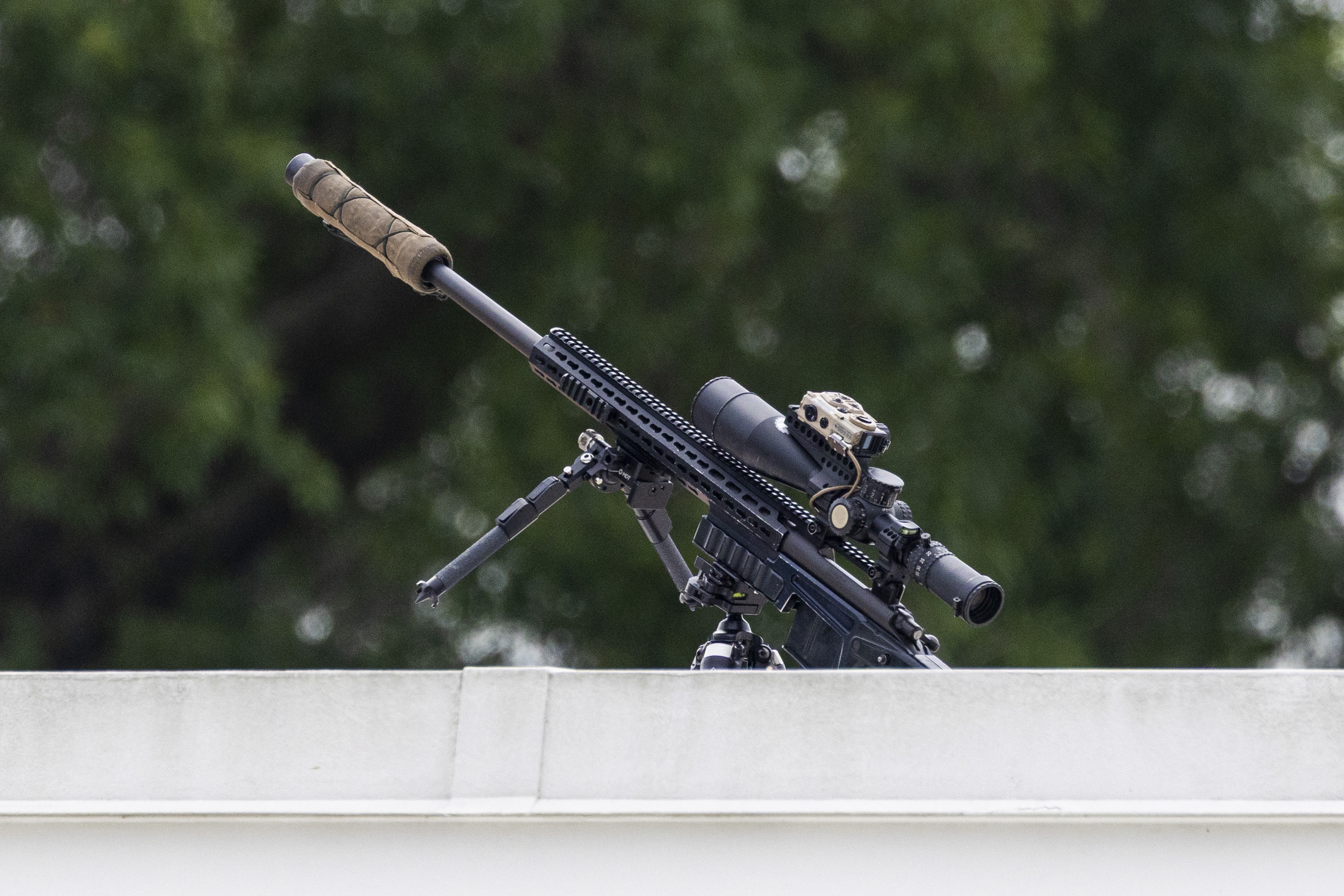 El Servicio Secreto de EE.UU mantiene vigilada la zona en la que el presidente Trump se moviliza para observar el área donde se realizara la construcción de un nuevo salón. (Foto Prensa Libre: EFE)'