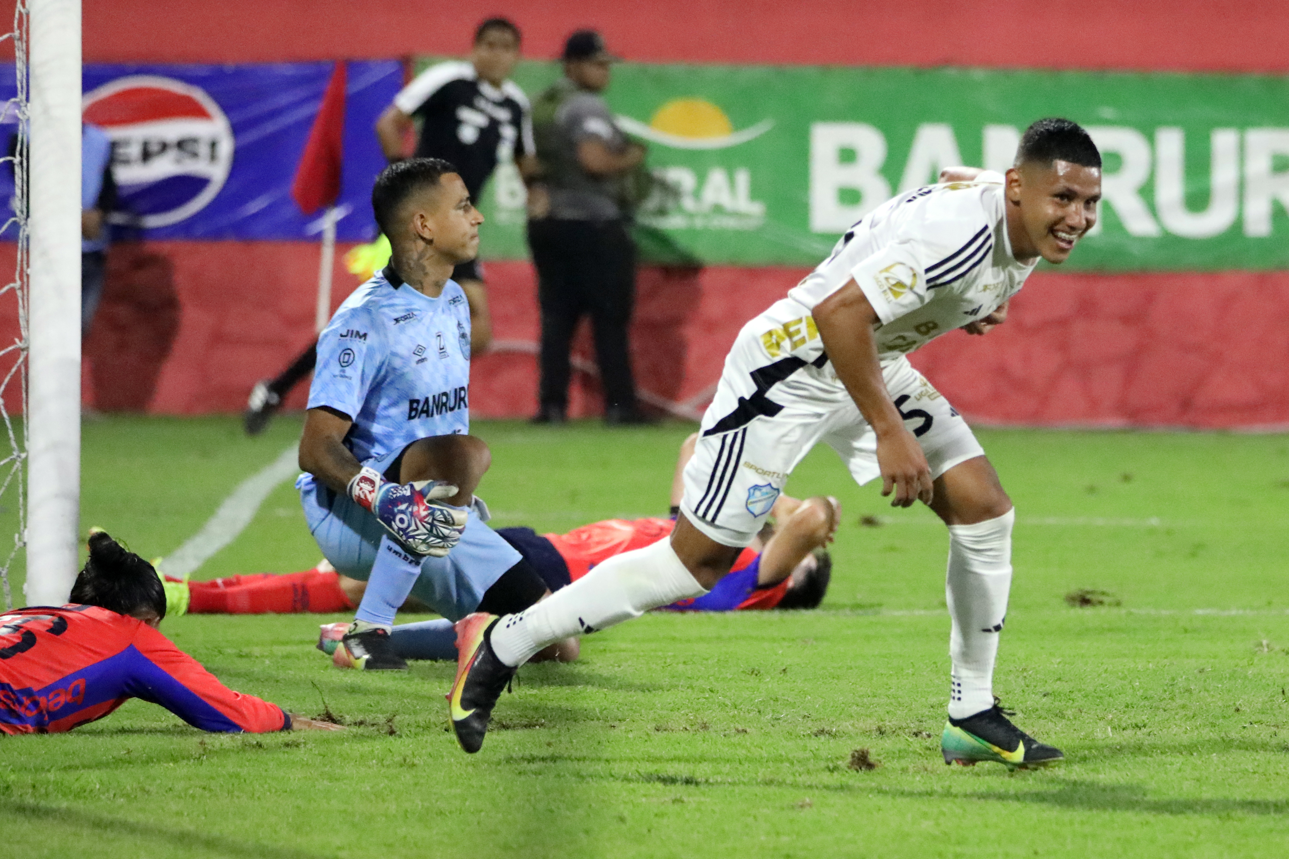 AME9050. CIUDAD DE GUATEMALA (GUATEMALA), 10/08/2025.- Erick Lemus de Comunicaciones celebra un gol este domingo, en un partido por la fecha 4 de la Liga Nacional de Guatemala entre Municipal y Comunicaciones, en el estadio Manuel Felipe Carrera en Ciudad de Guatemala (Guatemala). EFE/ Fernando Ruiz