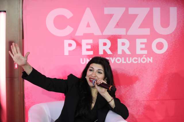 Cazzu comparte momentos con su hija Inti en gira y desata controversia por Nodal