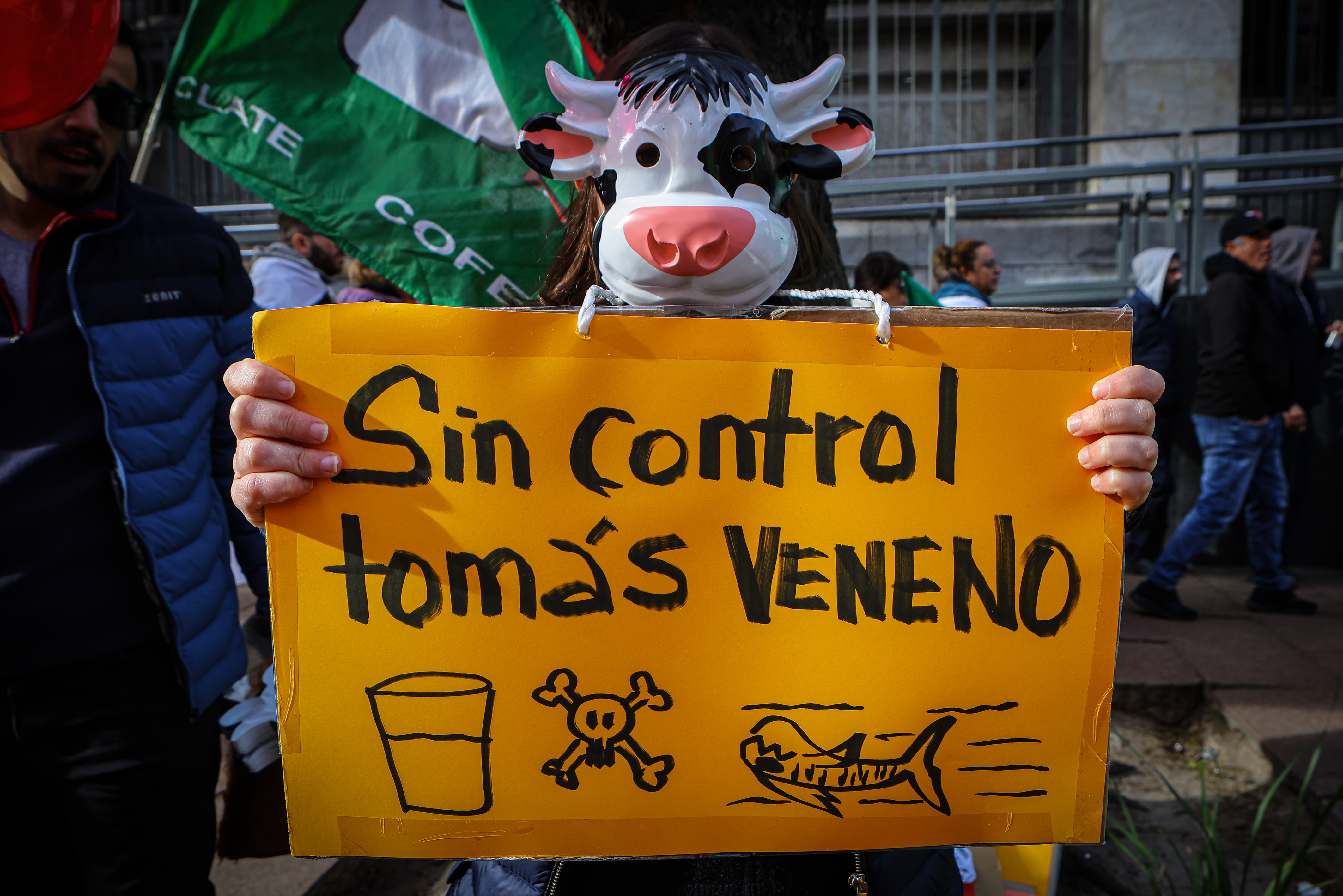 AME9403. MONTEVIDEO (URUGUAY), 12/08/2025.- Una persona sostiene un cartel en una movilización este martes, en Montevideo (Uruguay). La central sindical de Uruguay (PIT-CNT) realizó su primer paro general parcial bajo el gobierno de Yamandú Orsi, e insistió en su propuesta de gravar al 1 % más rico de la población como medida para combatir la pobreza infantil. EFE/ Gastón Britos
