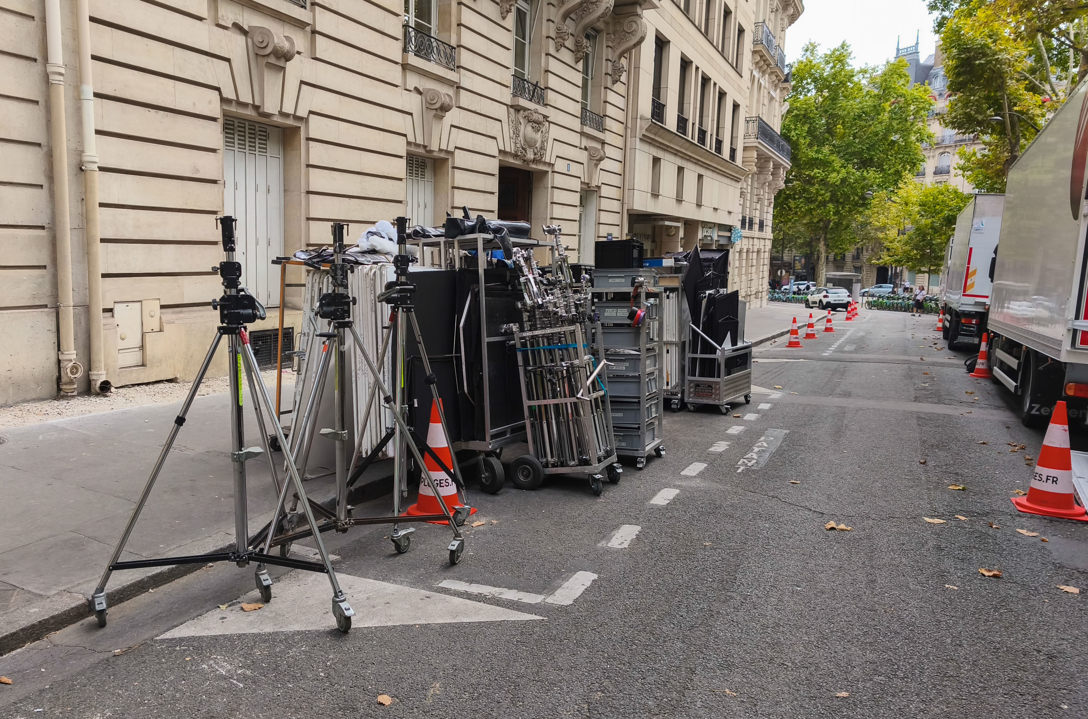 El equipo técnico de la serie Emily en París finaliza hoy en la capital francesa el rodaje de la producción que, desde su estreno, se ha convertido en un fenómeno global por su estética, su visión romántica de París y su impacto en la cultura pop, atrayendo a millones de espectadores y generando un notable interés turístico en la ciudad. (Foto Prensa Libre: EFE/Isabel Rodríguez Ramiro)