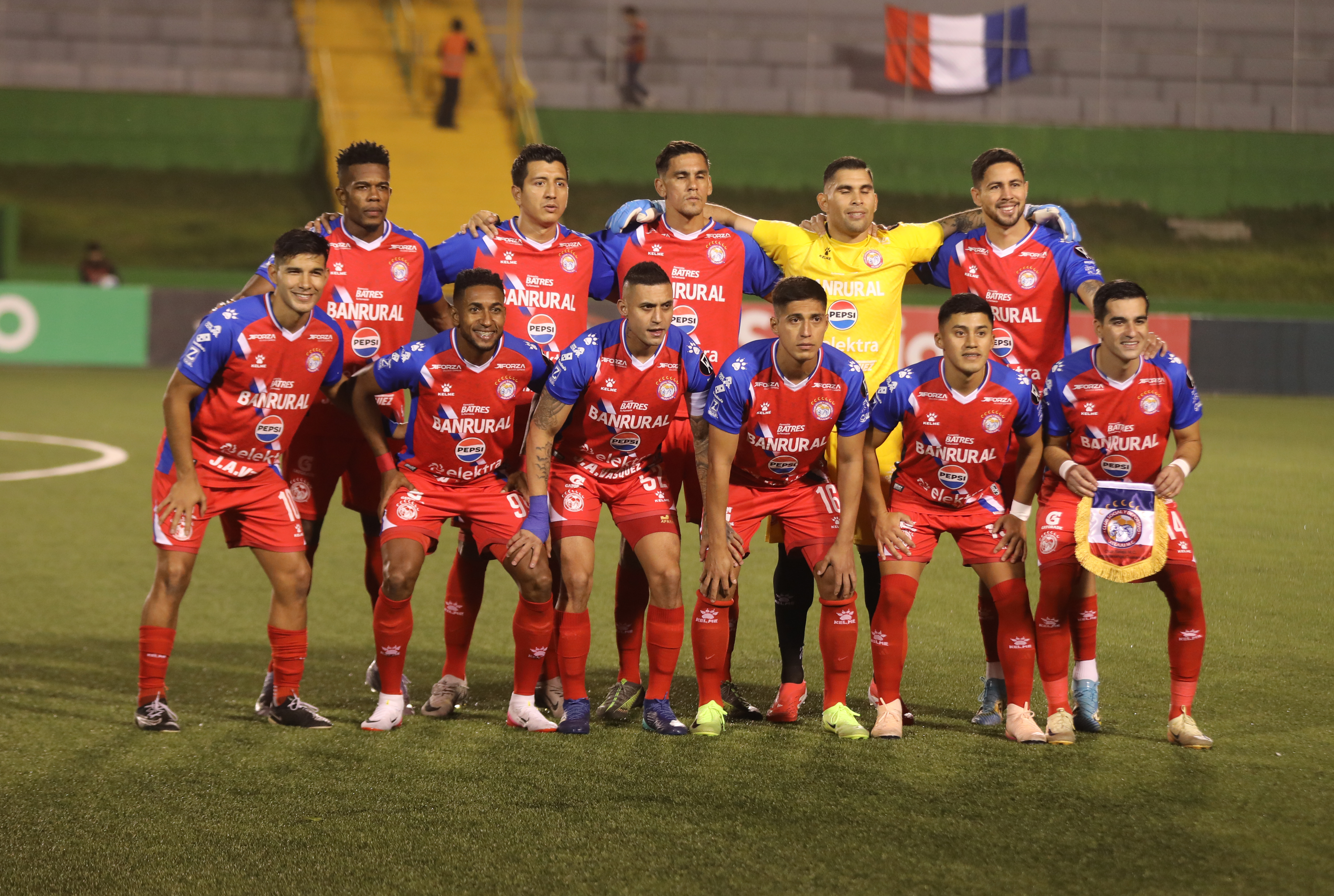 AME275. CIUDAD DE GUATEMALA (GUATEMALA), 14/08/2025.- Jugadores de Xelajú MC forman este jueves, previo a un partido por la Copa Centroamericana de Concacaf entre Xelajú MC y Real Estelí en el estadio Cementos Progreso en Ciudad de Guatemala (Guatemala). EFE/ Fernando Ruiz