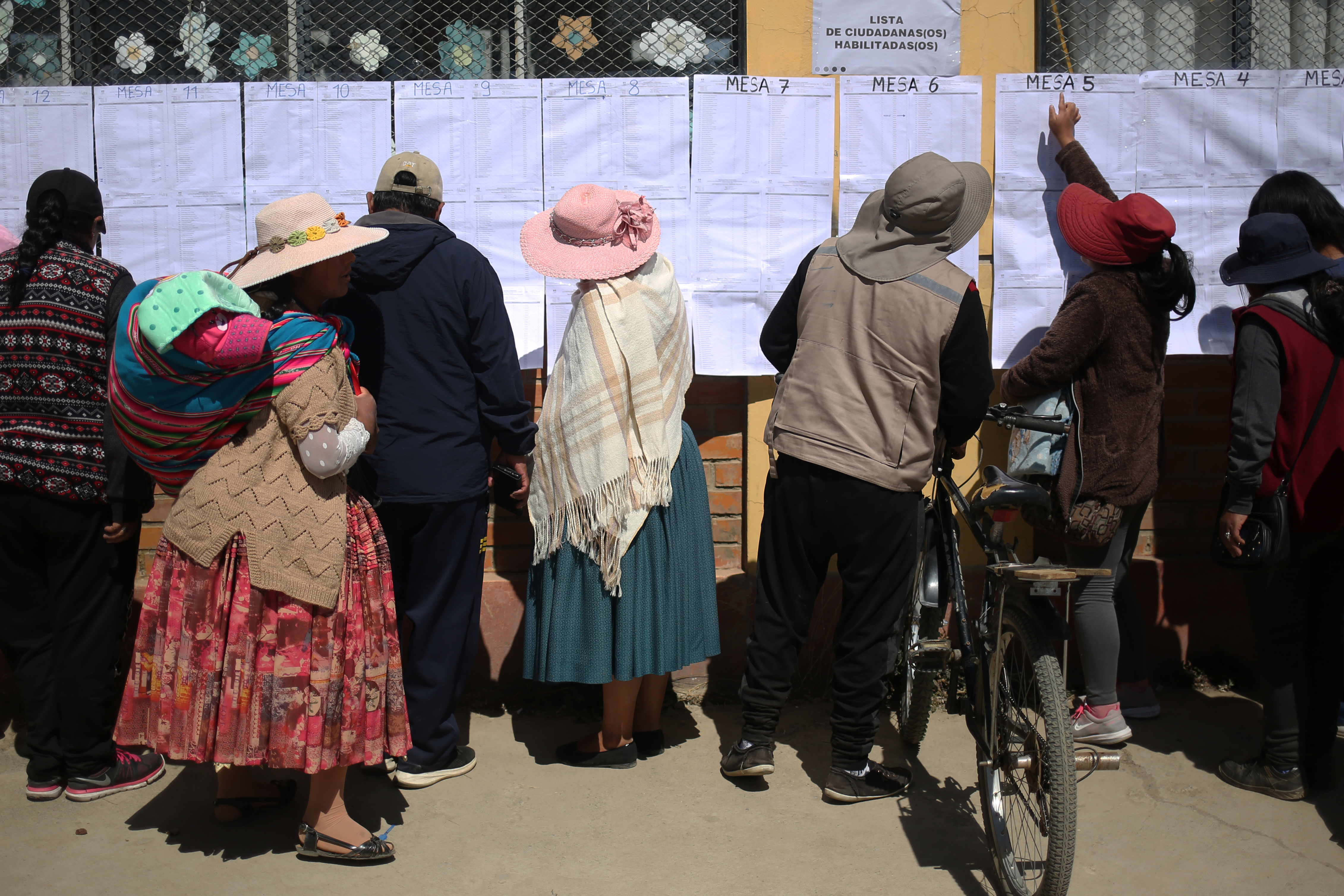Ciudadanos buscan su mesa de votación en las elecciones generales este domingo, en El Alto (Bolivia). (Foto Prensa Libre: EFE)