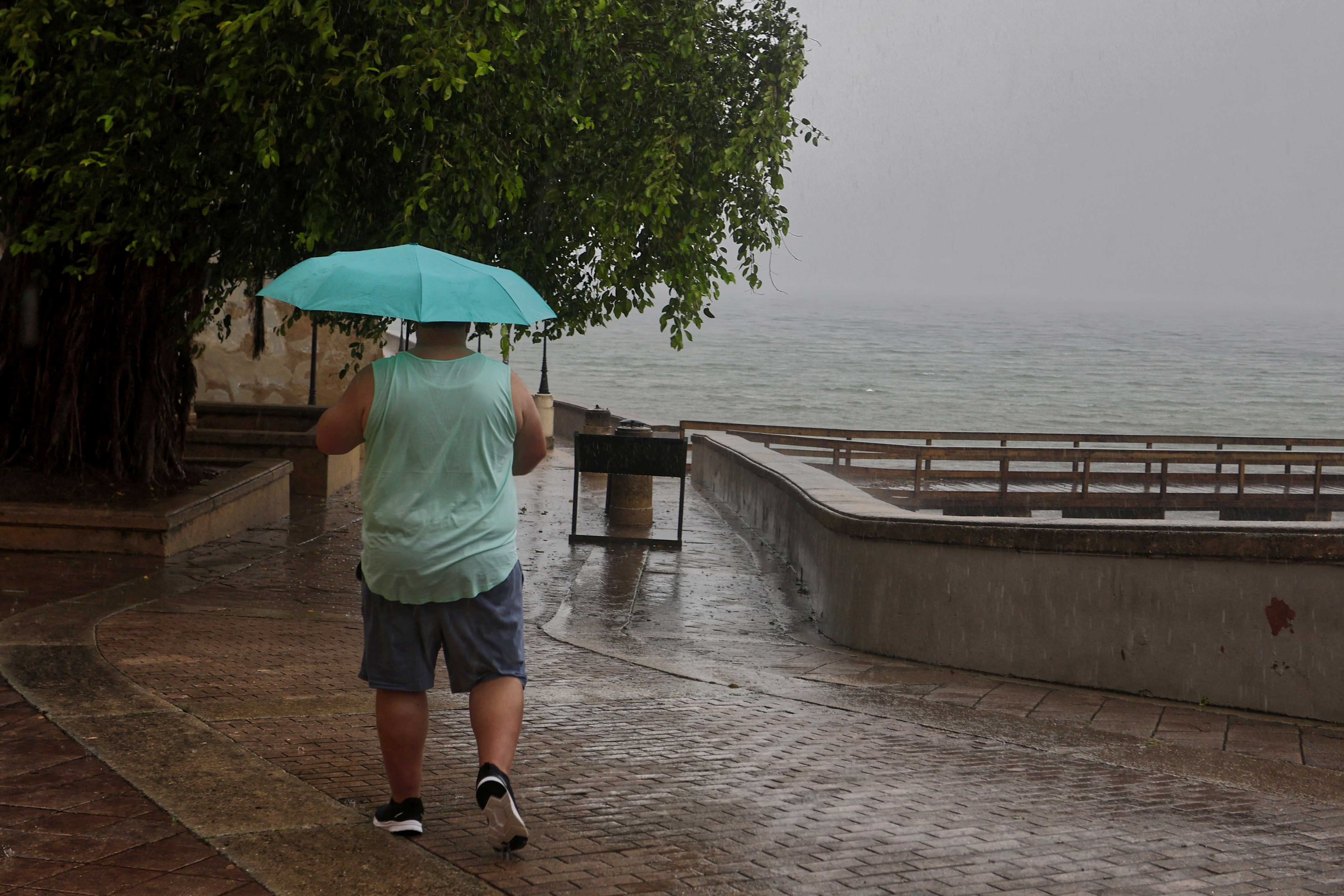 Los fuertes vientos, oleajes peligrosos y corrientes, ha llevado a las autoridades a ordenar la evacuación de las islas turísticas de Ocracoke y Hatteras, en Carolina del Norte, donde residen en torno a unas 5 mil personas. (Foto Prensa Libre: EFE)