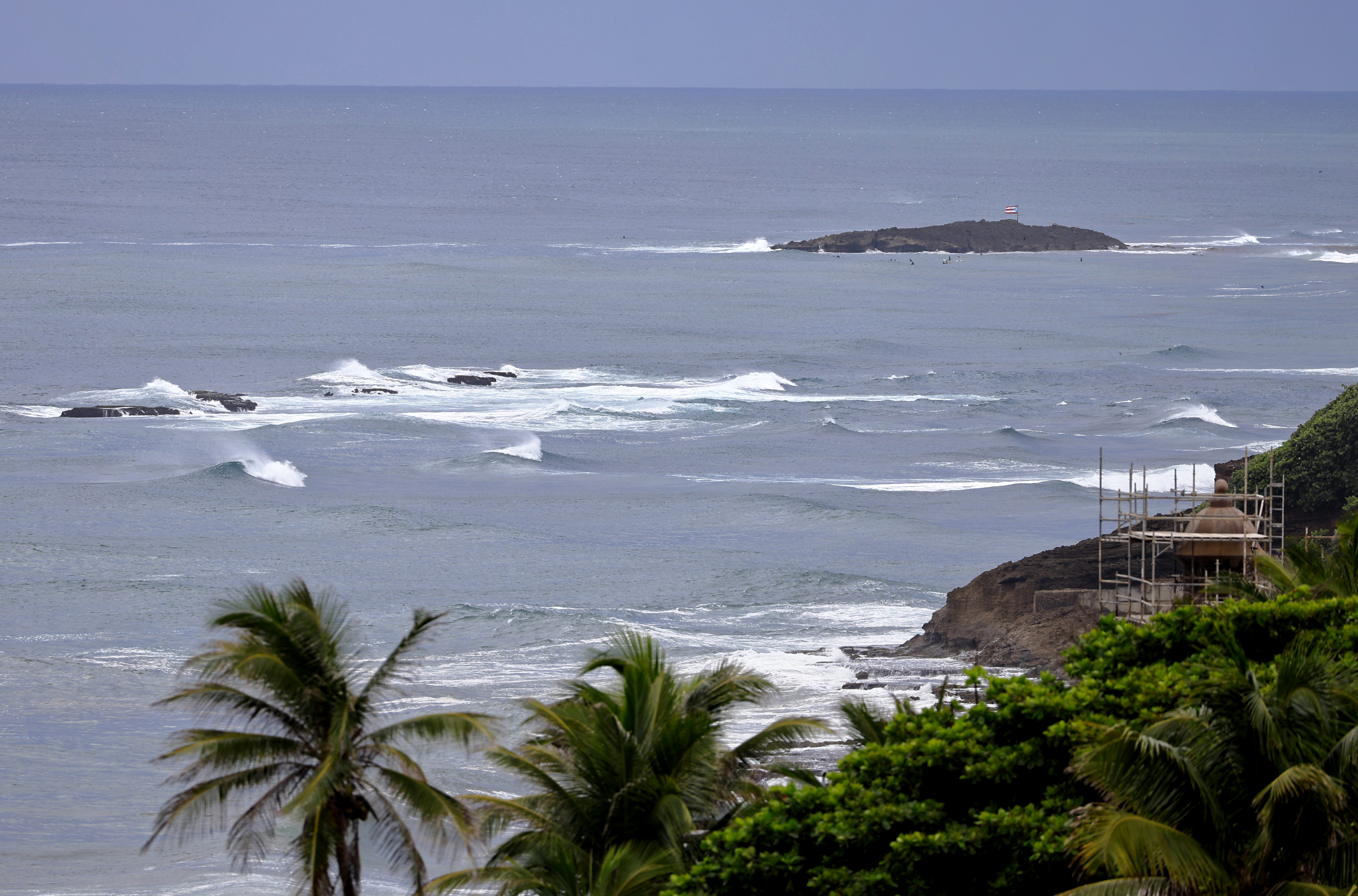 Vista al mar durante el paso del huracán Erin en San Juan, Puerto Rico. La Guardia Costera estableció la Condición Portuaria IV para todos los puertos marítimos de las Islas Vírgenes Estadounidenses y Puerto Rico, lo que implica su reapertura, tras el paso del huracán Erin. (Foto Prensa Libre: EFE)