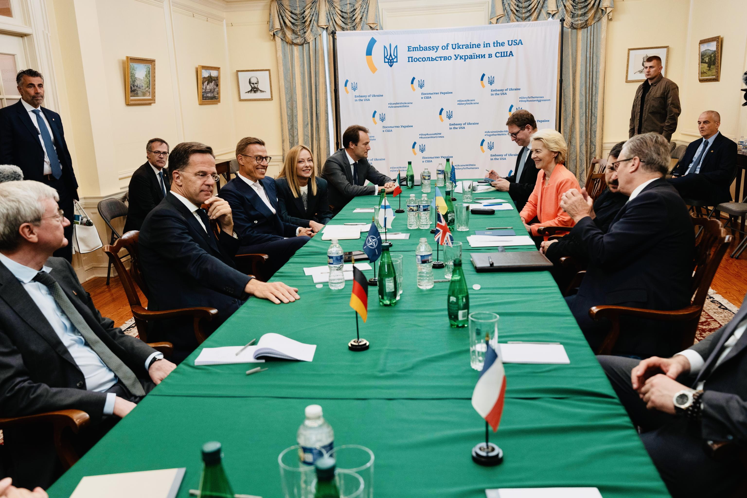 Comisión Europea en reunión con el presidente ucraniano, Volodimir Zelenski, en la embajada de Ucrania en Washington, D.C., EE. UU. ( Foto. Prensa Libre: EFE)
