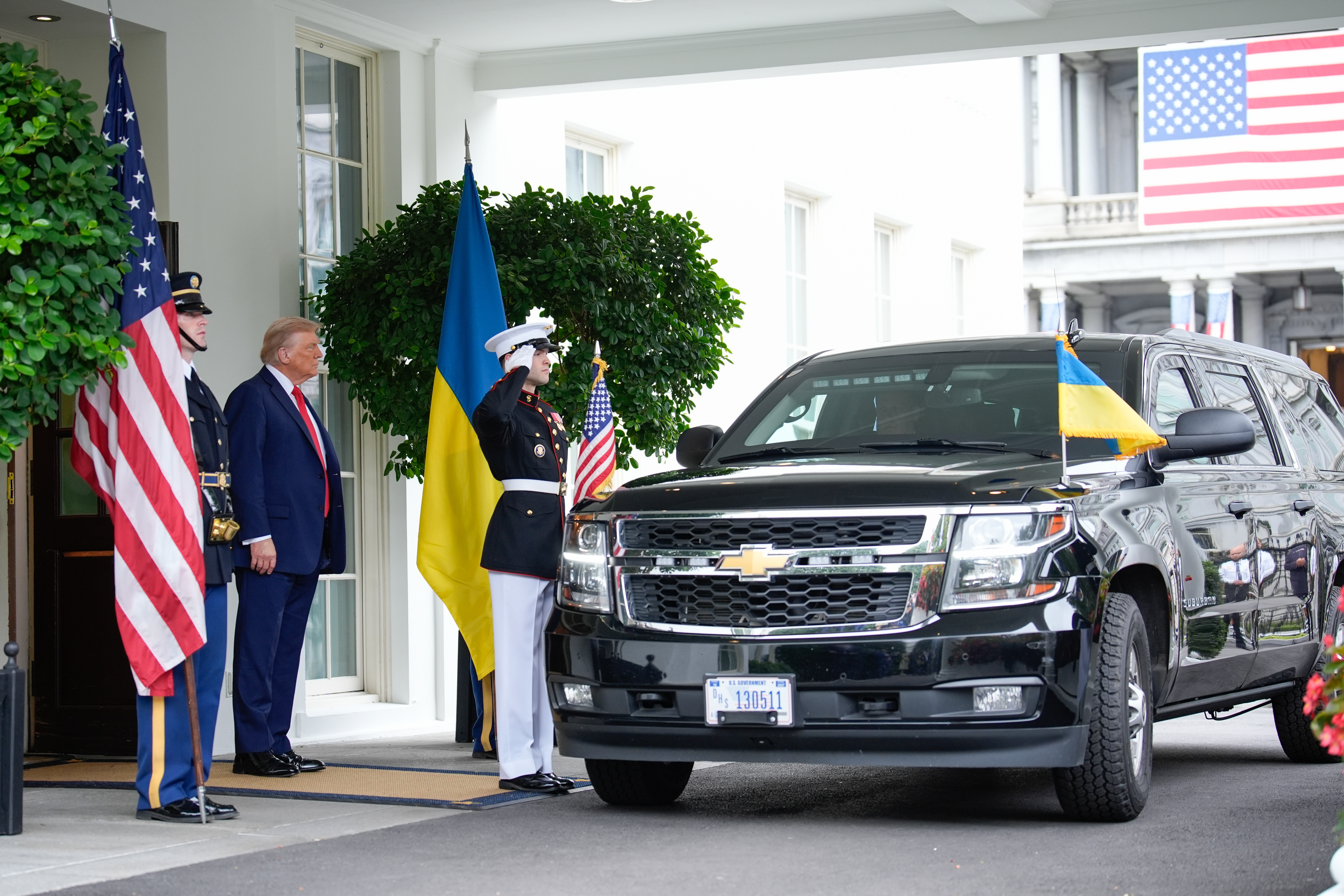 El presidente estadounidense, Donald Trump (izq.), recibe al presidente ucraniano, Volodímir Zelenski. En la misma escucharán que propone Trump para poner fin a la guerra de Rusia en Ucrania. (Foto Prensa Libre: EFE)