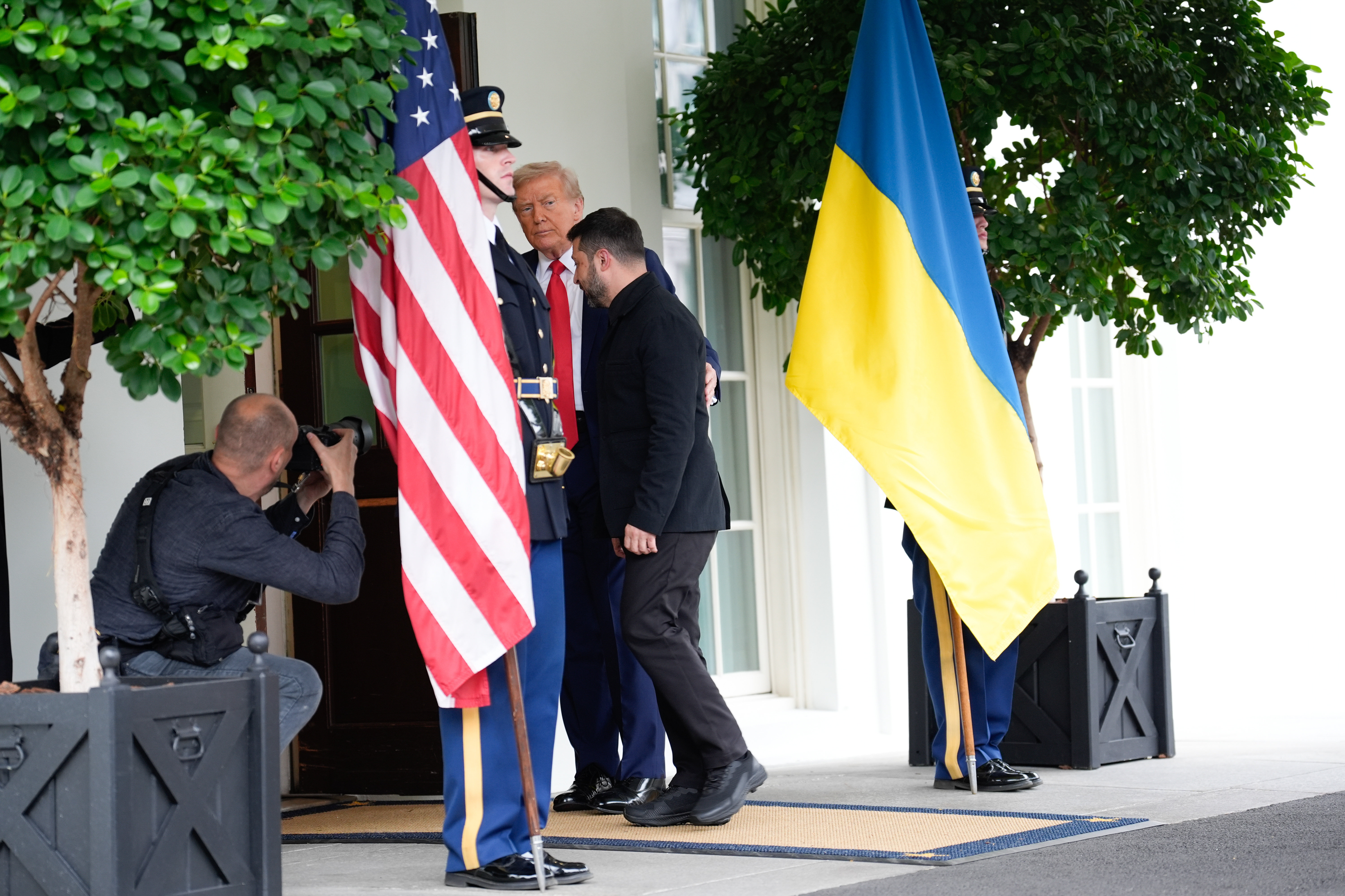  El presidente de Estados Unidos, Donald Trump (izq.), saluda al presidente ucraniano, Volodymyr Zelenski (der.), antes de su reunión con líderes europeos. (Foto Prensa Libre: EFE)