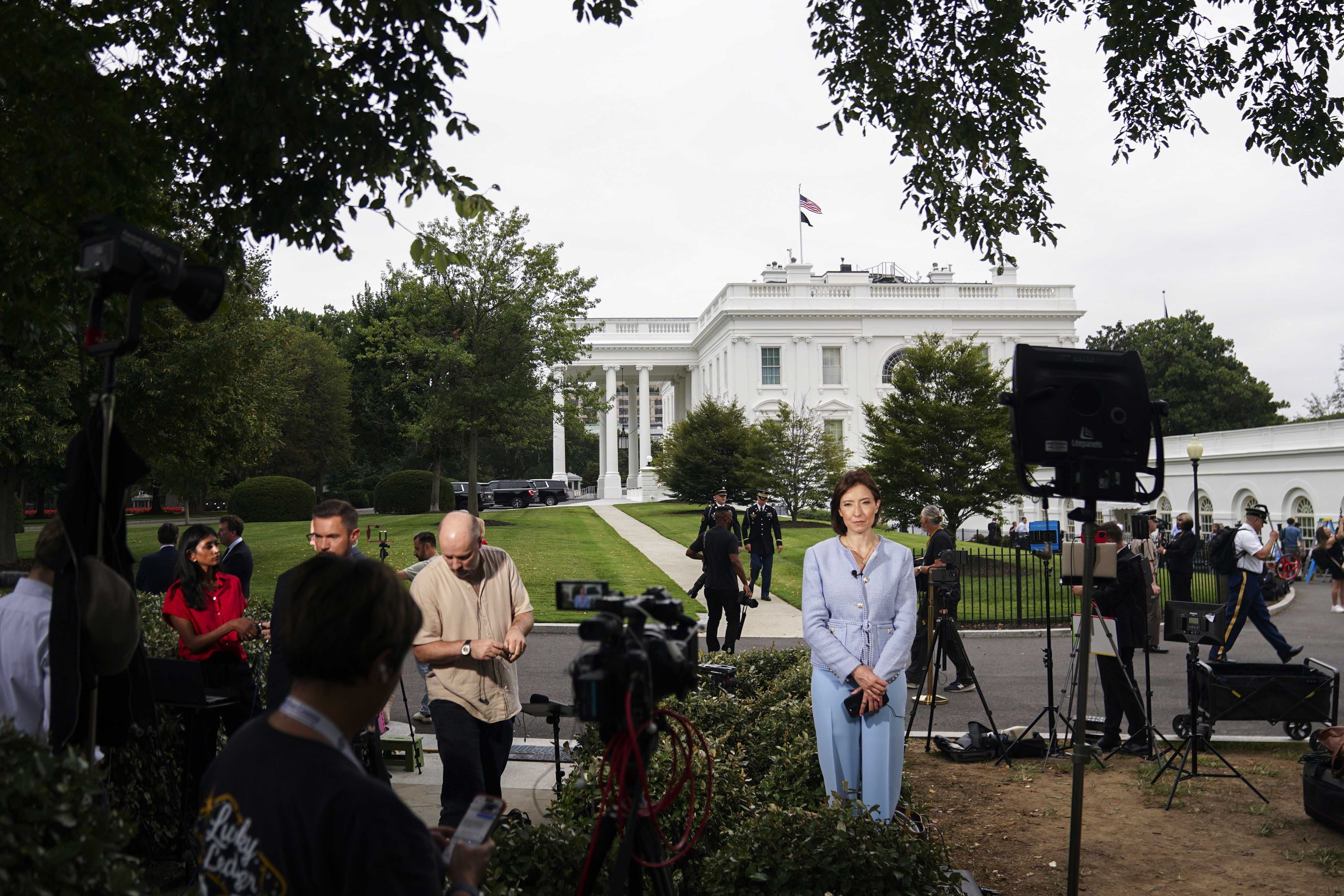 Medios de información antes de la reunión del presidente estadounidense Donald Trump con el presidente ucraniano Volodymyr Zelensky y líderes europeos en la Casa Blanca. (Foto Prensa Libre:)