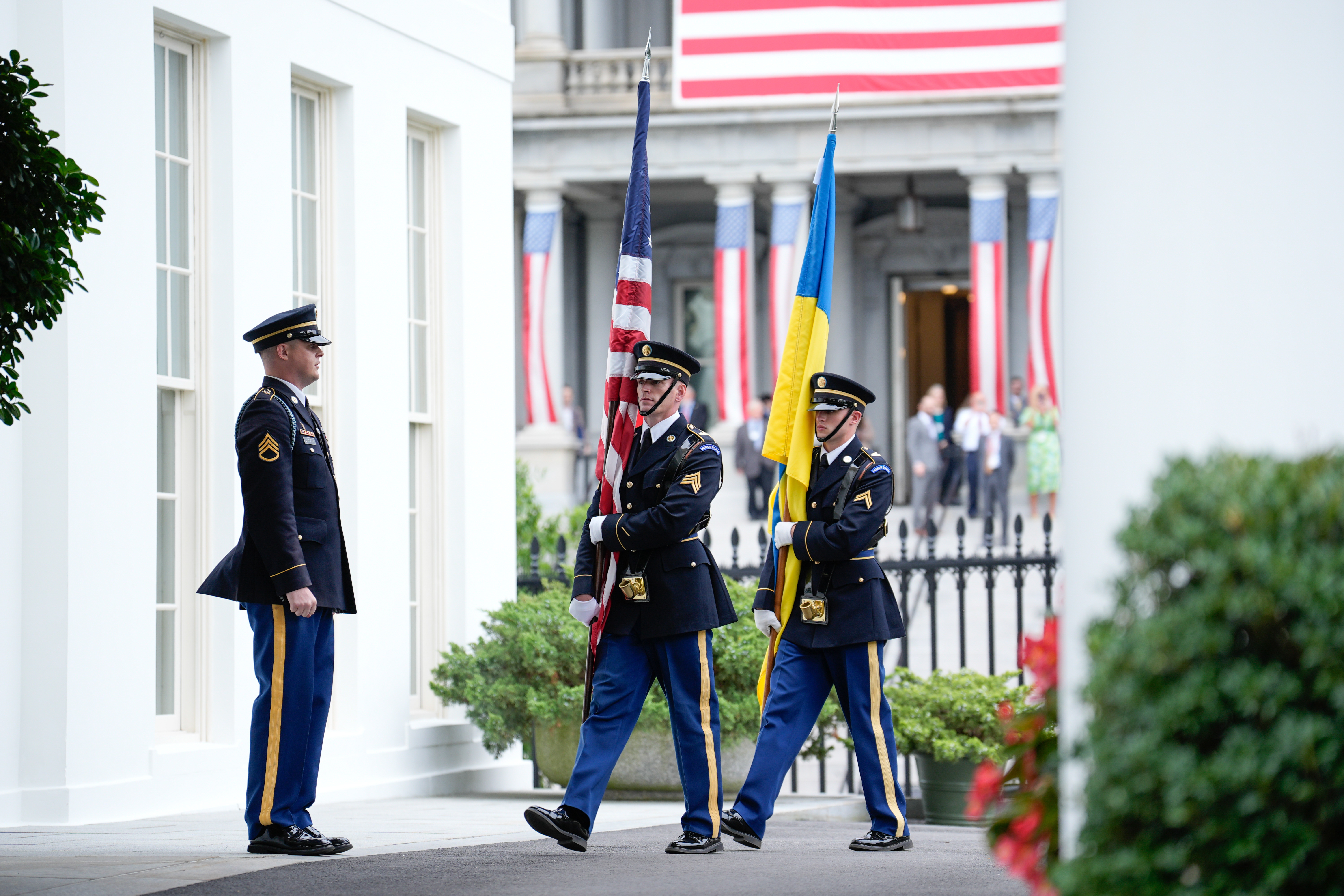 Guardias colocan las banderas ucraniana y estadounidense a la entrada de la Casa Blanca previo a la llegada del presidente ucraniano, Volodímir Zelenski. (Foto Prensa Libre: EFE)