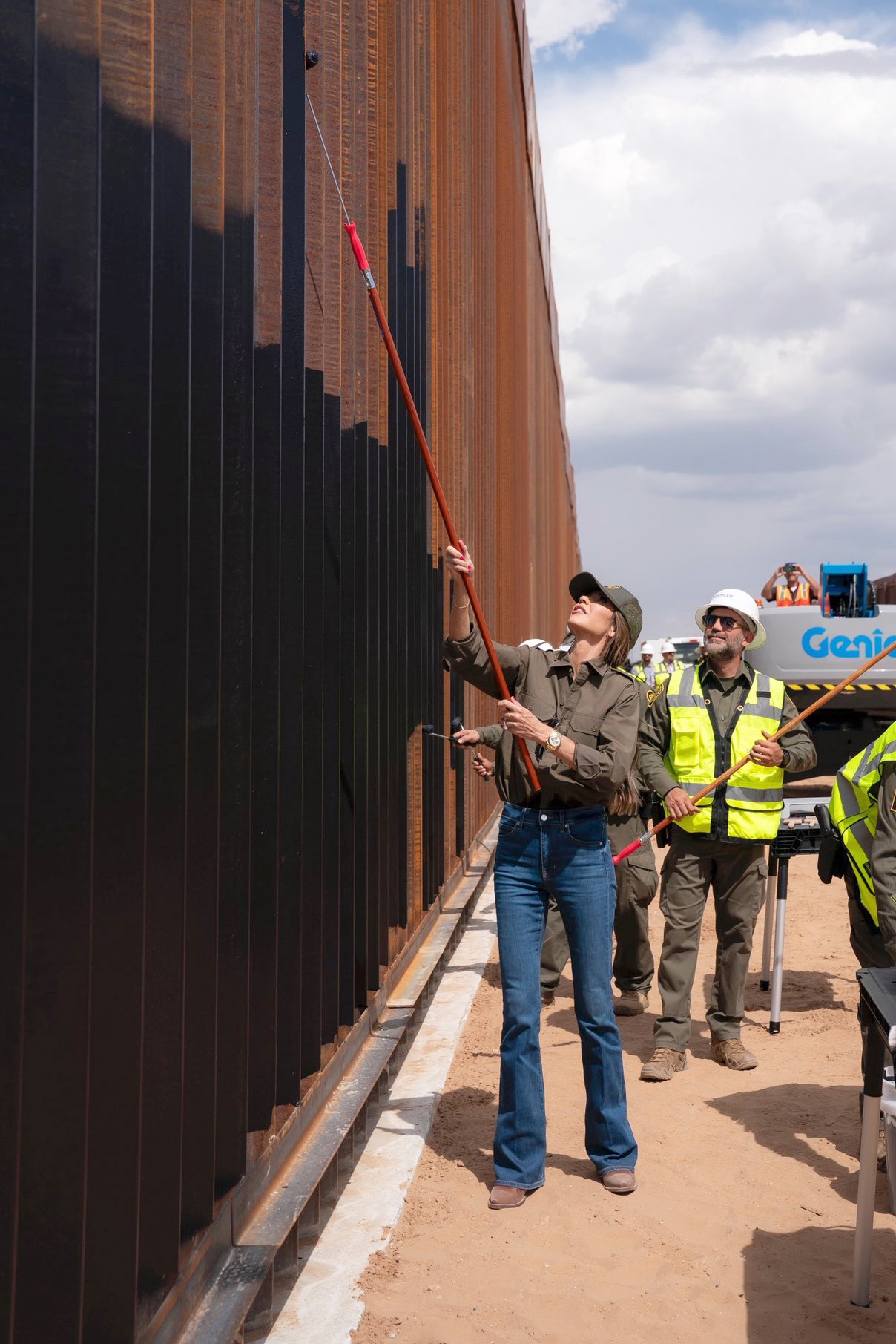 Kristi Noem pinta de negro el muro fronterizo entre EE. UU. y México para evitar que migrantes lo escalen. (Foto Prensa Libre: EFE/ @sec_noem)