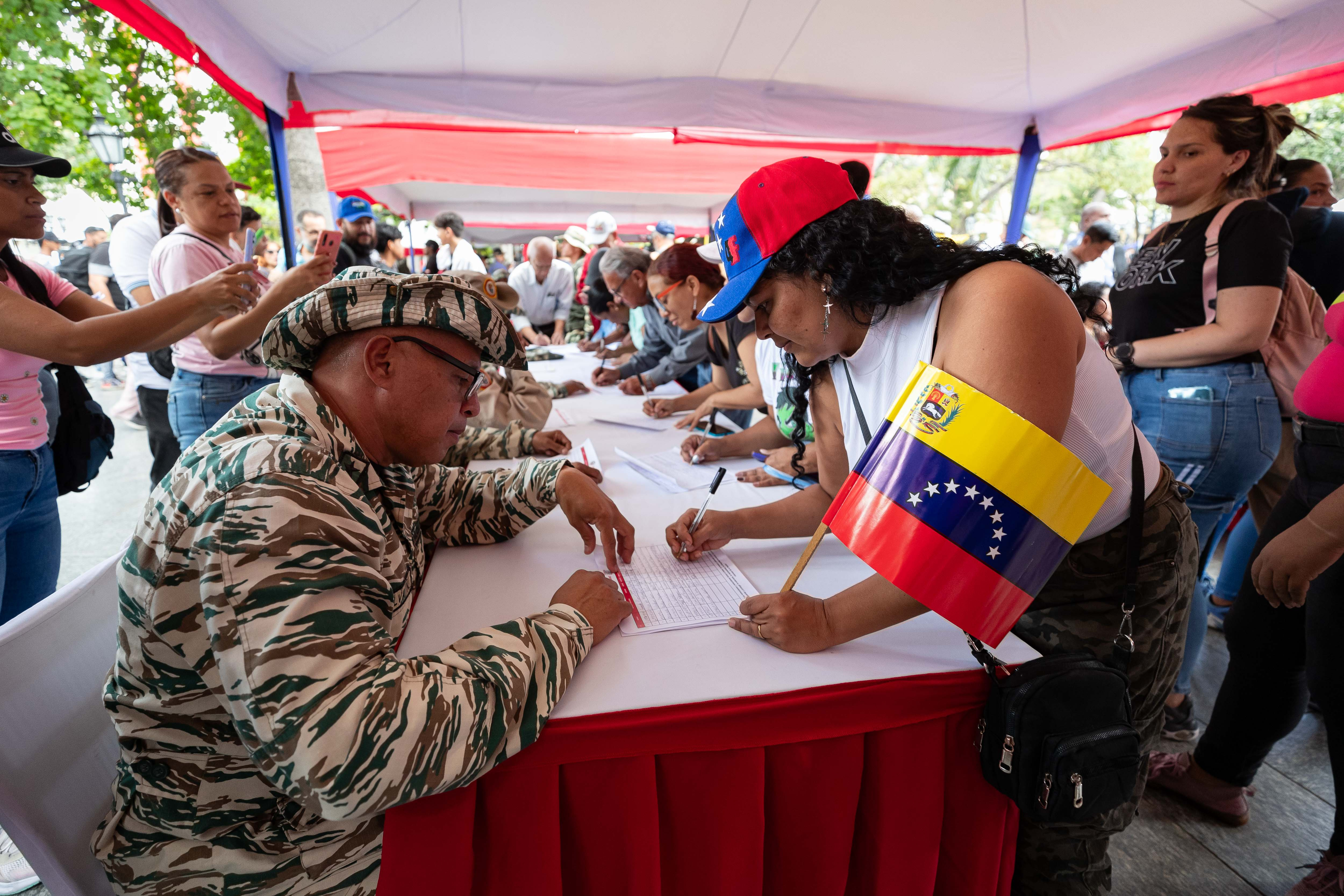 Personas participan en la jornada de alistamiento de la Milicia Bolivariana en Caracas, Venezuela, convocada por el presidente Nicolás Maduro en respuesta al despliegue de buques estadounidenses en el Caribe. (Foto Prensa Libre: EFE/ Ronald Pena R)