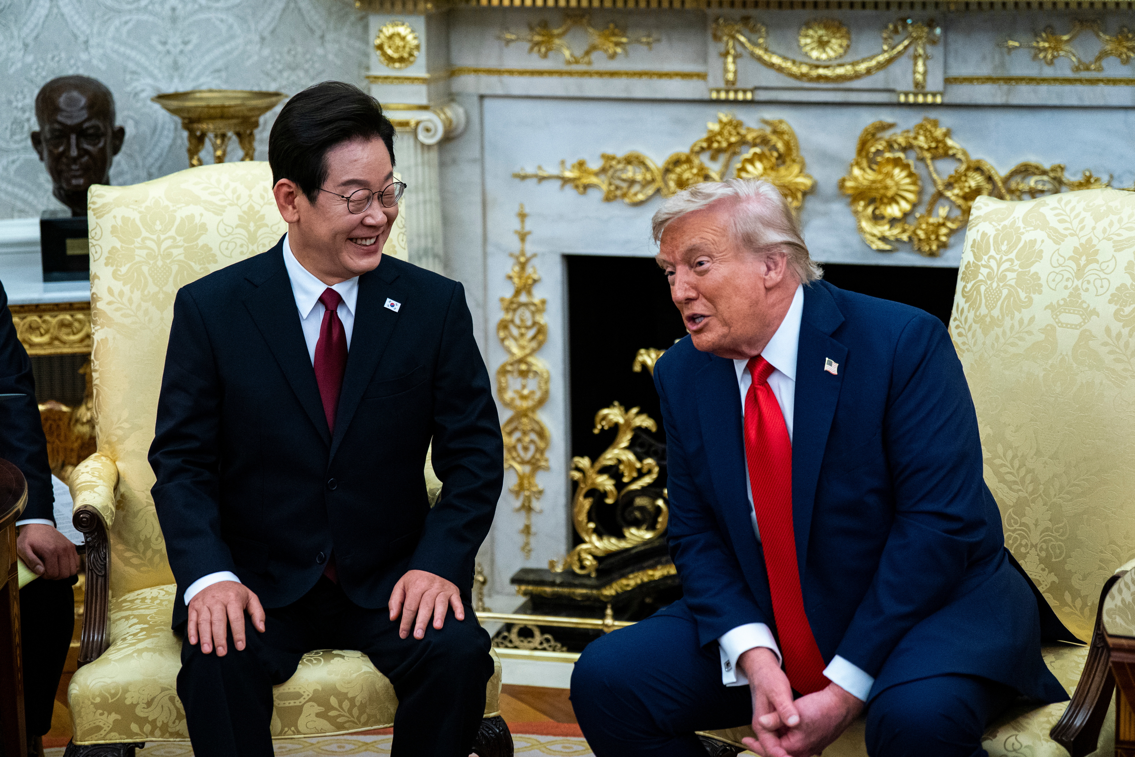 Washington DC (United States), 26/08/2025.- US President Donald Trump, right, and South Korea's President Lee Jae Myung talk during a meeting in the Oval Office of the White House in Washington, DC, USA, 25 August 2025. Trump blasted South Korea for political instability, foreshadowing a potentially rocky visit by the country's president to the White House to discuss its framework trade and investment agreement with the US. (Corea del Sur) EFE/EPA/Al Drago / POOL