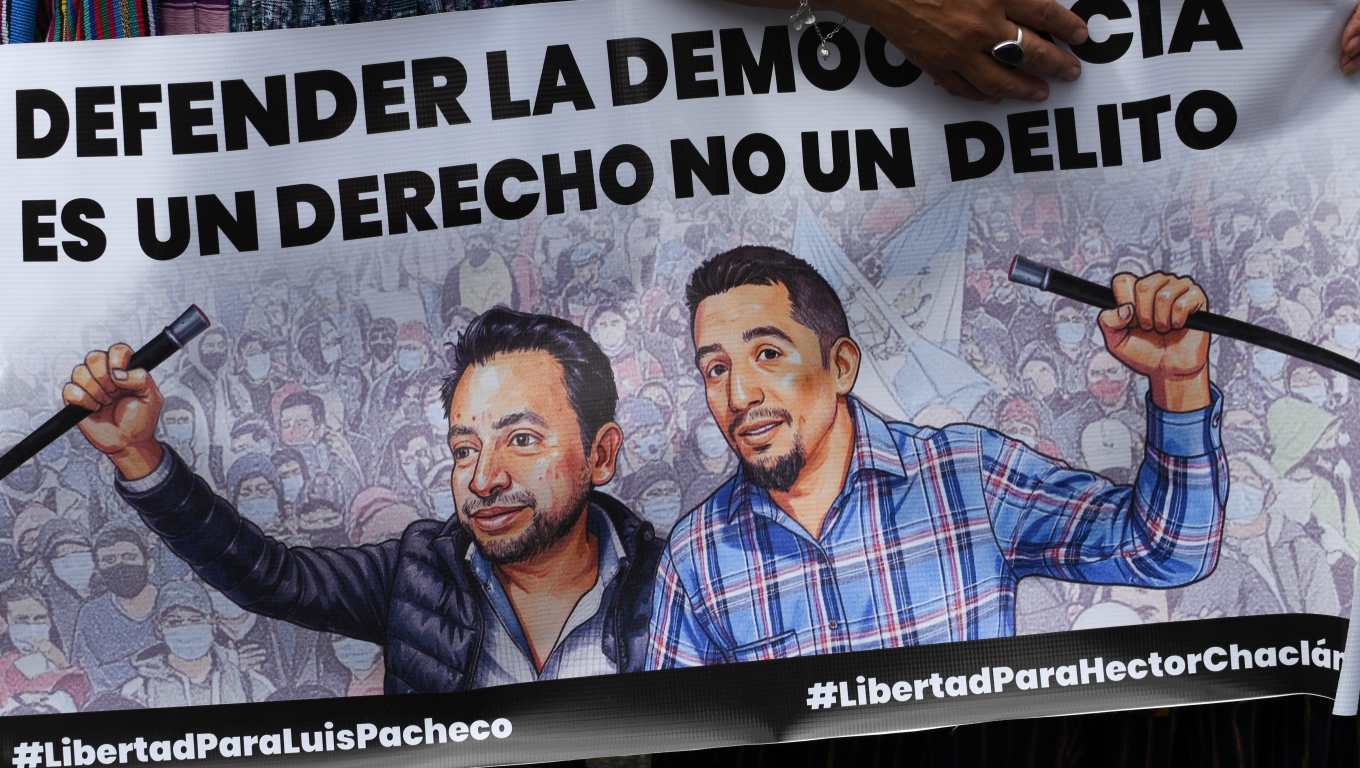 AME3474. CIUDAD DE GUATEMALA (GUATEMALA), 25/08/2025.- Fotografía de un cartel que exige justicia y libertad para los lideres indígenas Luis Pacheco y Héctor Chaclán este lunes, en Ciudad de Guatemala (Guatemala). Varios representantes de diversas organizaciones sociales en Guatemala exigieron la libertad del viceministro Luis Pacheco y de Héctor Chaclán, ambos líderes indígenas que llevan cuatro meses en prisión preventiva señalados de terrorismo, un extremo que niegan, acusando a la Fiscalía de "persecución arbitraria" por defender de manera pacífica los resultados de las elecciones en 2023. EFE/ Alex Cruz