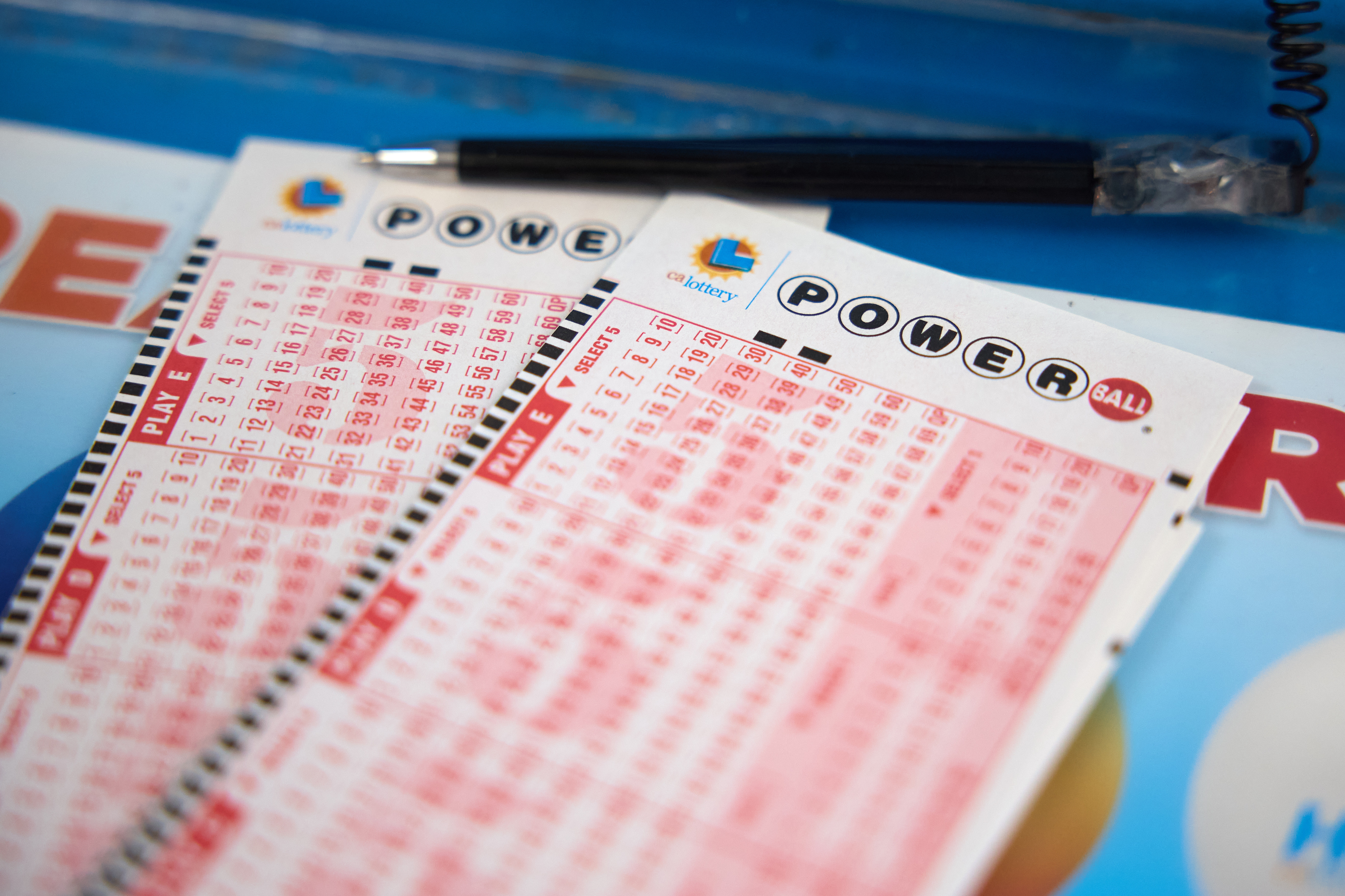 LOS ANGELES (United States), 28/08/2025.- Powerball tickets are stacked for playing at a store in Los Angeles, California, USA, 27 August 2025. The Powerball jackpot surged to an estimated 850 million US dollars, the sixth-largest prize in the game's history, with the drawing set for 27 August. EFE/EPA/ALLISON DINNER