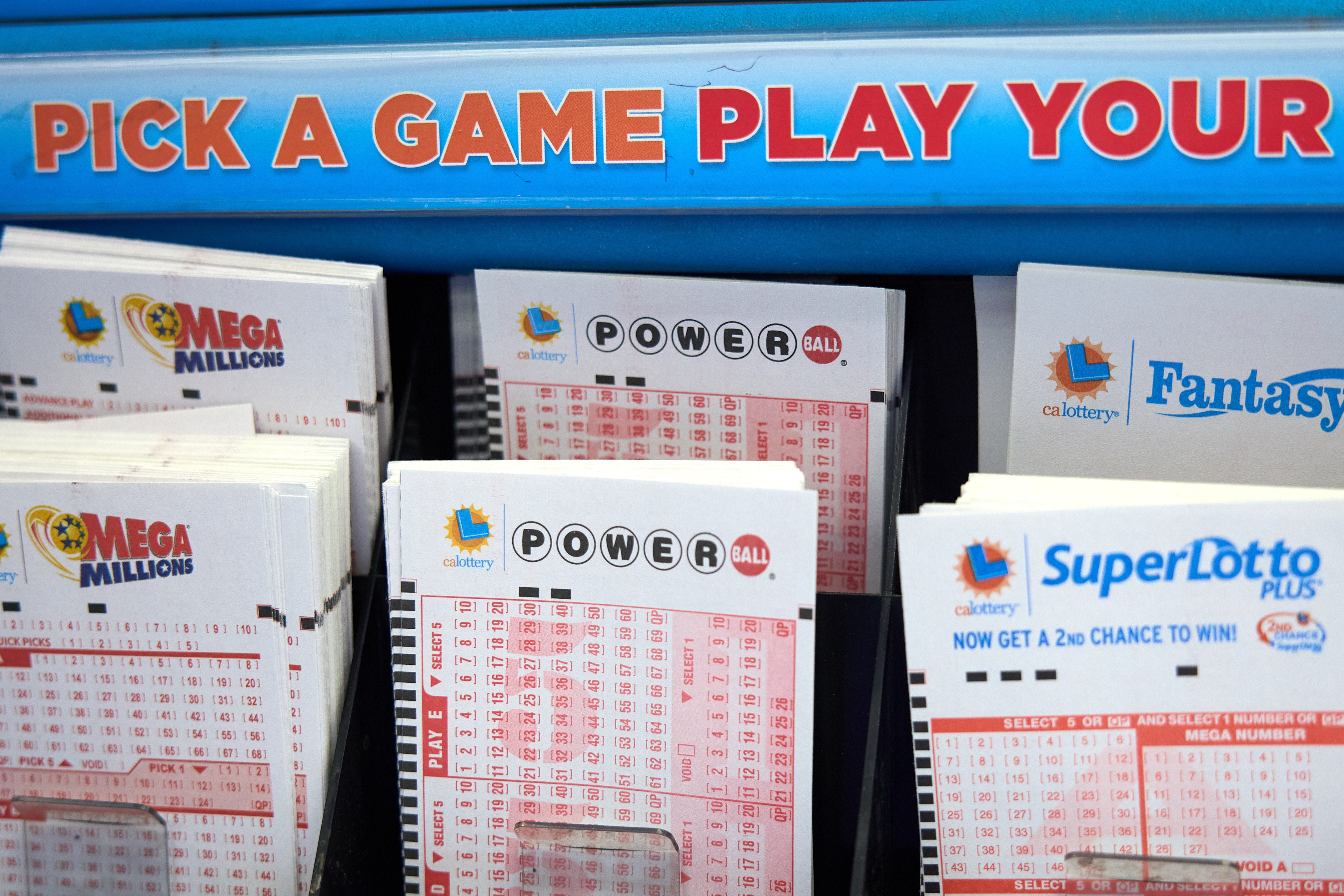 LOS ANGELES (United States), 28/08/2025.- Powerball tickets are stacked for playing at a store in Los Angeles, California, USA, 27 August 2025. The Powerball jackpot surged to an estimated 850 million US dollars, the sixth-largest prize in the game's history, with the drawing set for 27 August. EFE/EPA/ALLISON DINNER