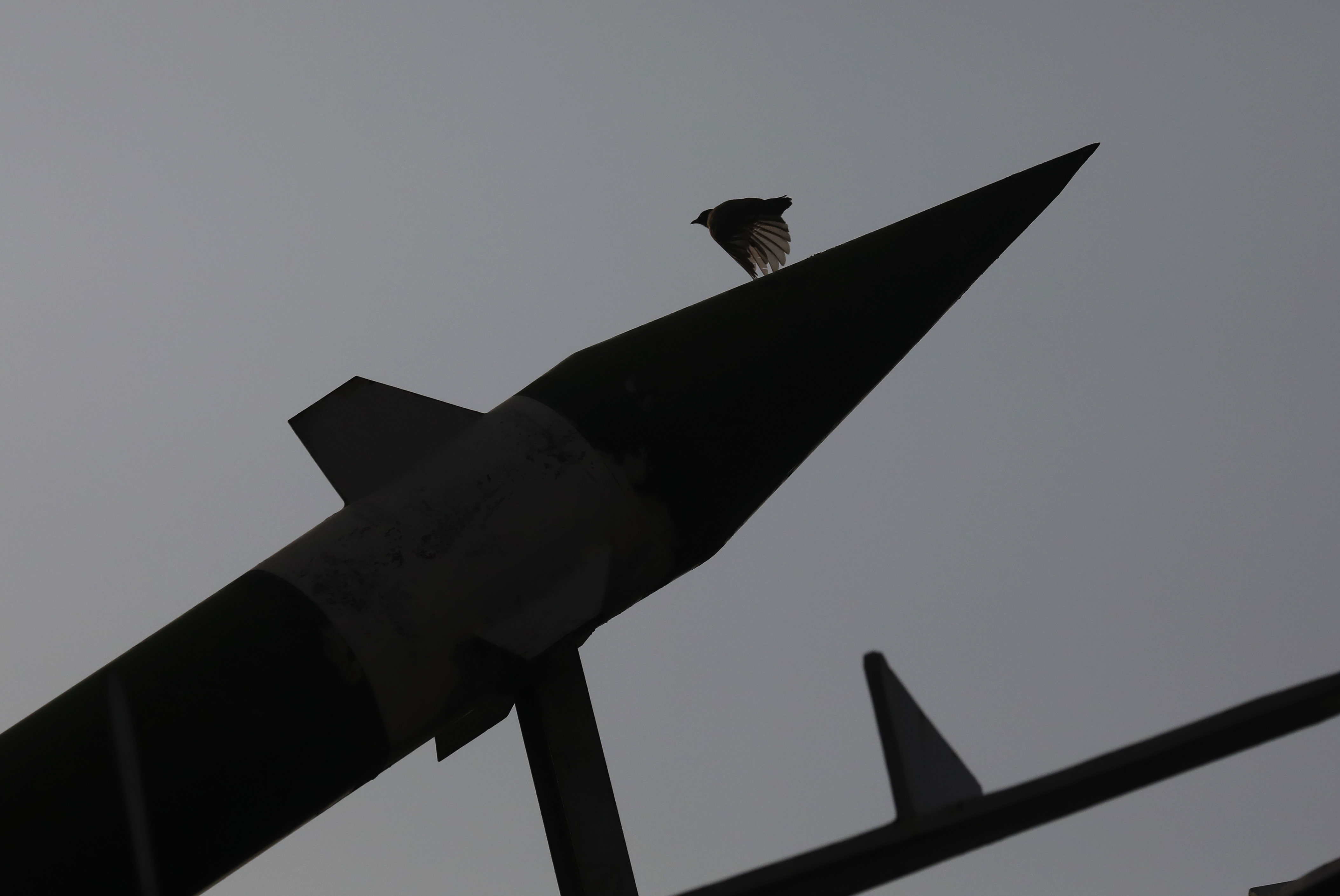 SANA'A (Yemen), 28/08/2025.- A bird flies near a Houthi-made mock missile at a square in Sana'a, Yemen, 28 August 2025. Israel bombed the Yemeni capital, Sana'a, hours after intercepting a drone launched by the Houthis, who have carried out missile-drone attacks on Israel since November 2023 in support of the Palestinian people in Gaza, Houthi-run Al-Masirah TV reported. Israels recent attack came four days after its deadly bombing of several sites in Houthi-held Sana'a, killing at least 10 people and wounding 92 others. EFE/EPA/YAHYA ARHAB
