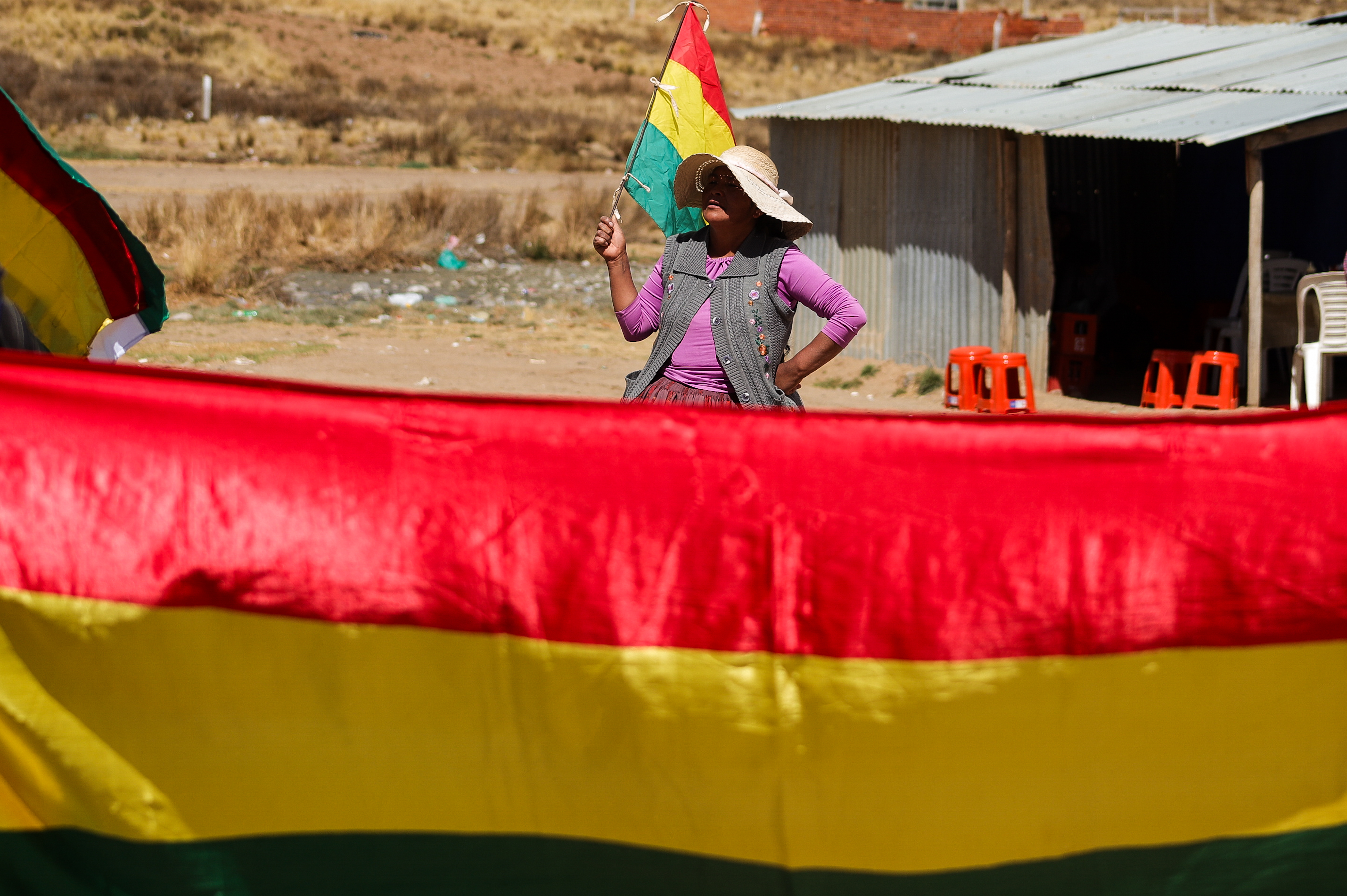 AME4442. VIACHA (BOLIVIA), 29/08/2025.- Una mujer aimara espera la salida del líder opositor y gobernador suspendido de Santa Cruz, Luis Fernando Camacho, de la cárcel de Chonchocoro este viernes, en Viacha (Bolivia). Camacho salio de prisión después de que la Justicia de Bolivia le retirara la medida de prisión preventiva en cuatro casos en los que se le investiga y ahora podrá defenderse en libertad. EFE/ Gabriel Márquez