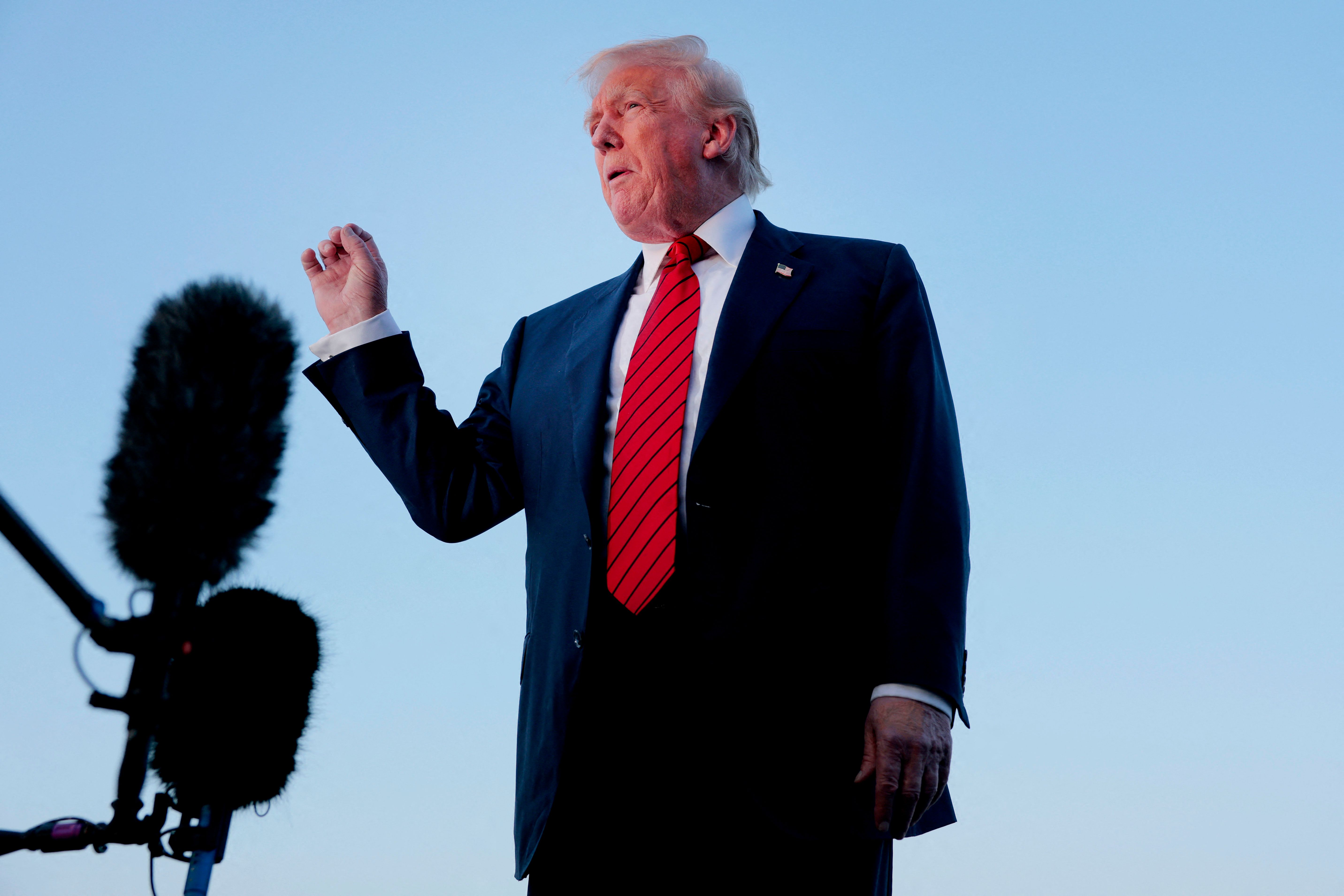Trump habla el 3 de agosto sobre varios temas como las tensiones entre Camboya y Tailandia, las negociaciones con Rusia y la Reserva Federal. (Foto Prensa Libre: AFP)