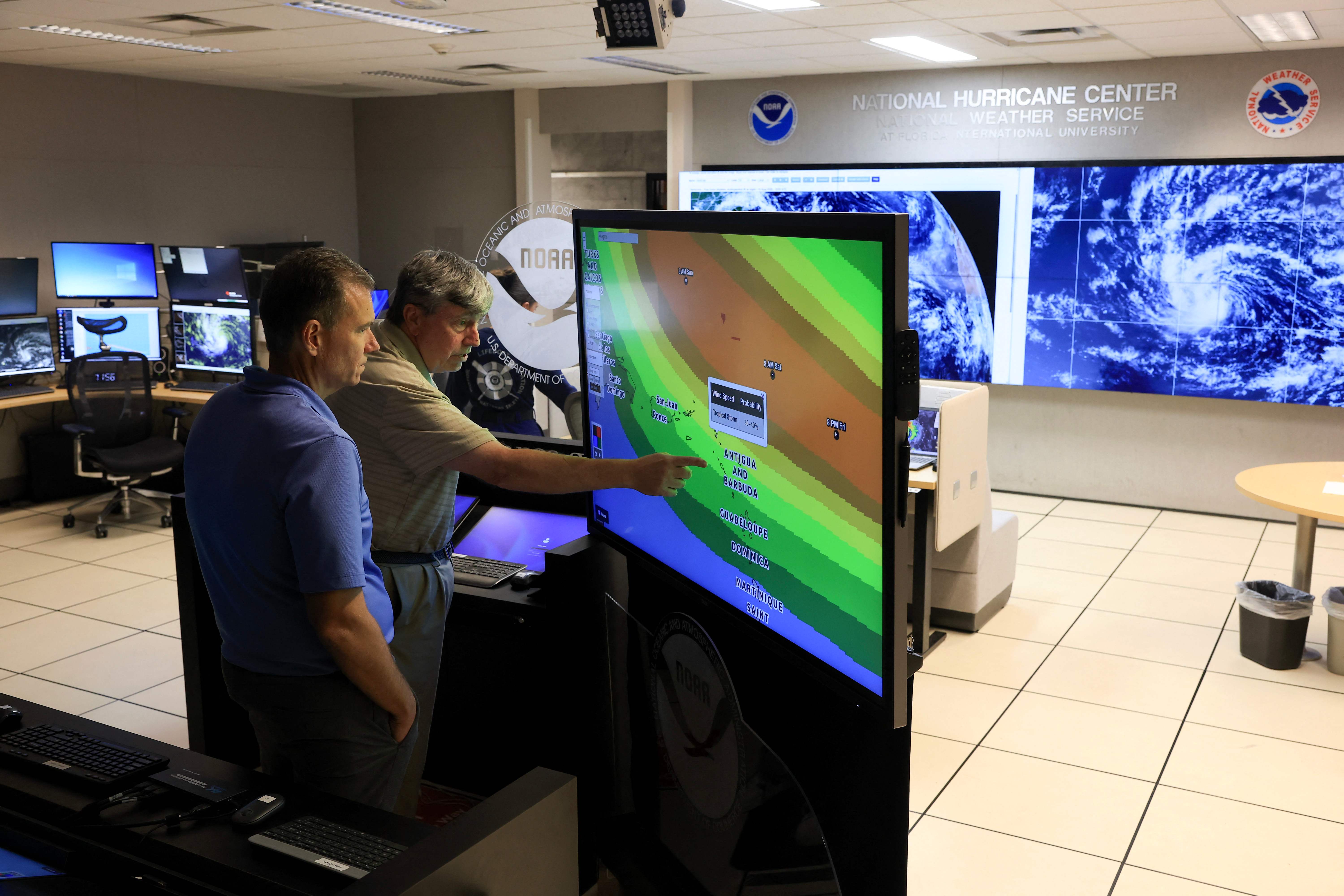 El Centro Nacional de Huracanes observa las trayectorias que podría tomar la tormenta tropical Erin. (Foto Prensa Libre: AFP)