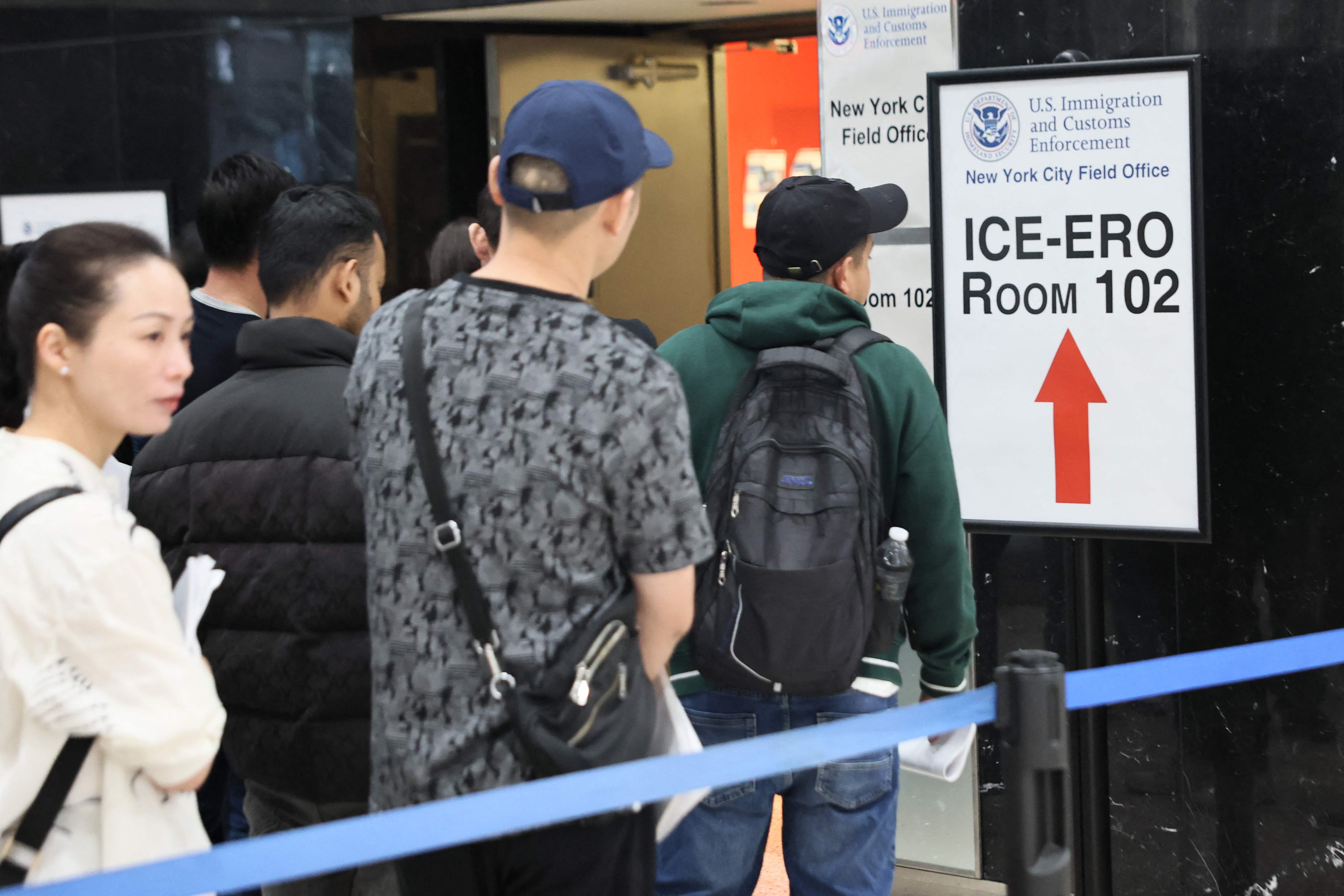 La fiscal general Letitia James, anunció que su oficina presentó una solicitud legal al Tribunal de Distrito de los Estados Unidos para el Distrito Sur de Nueva York, para impedir que el Servicio de Inmigración y Control de Aduanas (ICE), detenga a inmigrantes dentro de los juzgados mientras asisten a sus audiencias en el tribunal de inmigración. (Foto Prensa Libre: AFP)