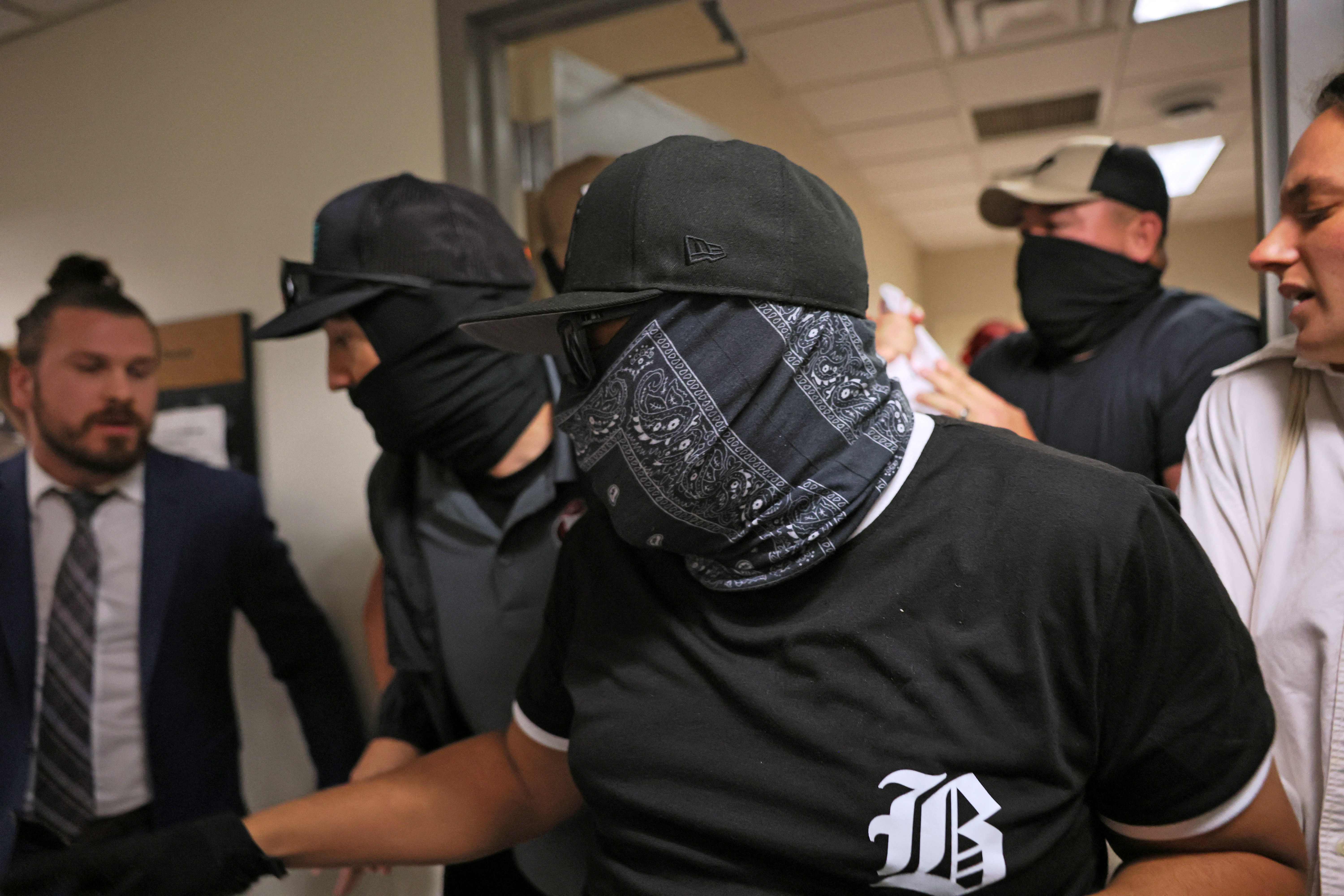 Mientras los inmigrantes ingresan a la cita con el juez, en los pasillos se presentan agentes del ICE y de la patrulla fronteriza con el rostro cubierto y algunos con armas o esposas. (Foto Prensa Libre: AFP)